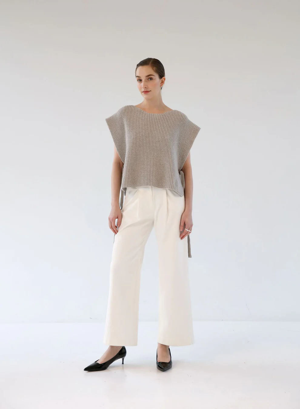 gauhar-naisten-neuleliivi-merino-vest-o-neck-cloud-ruskeanharmaa-2