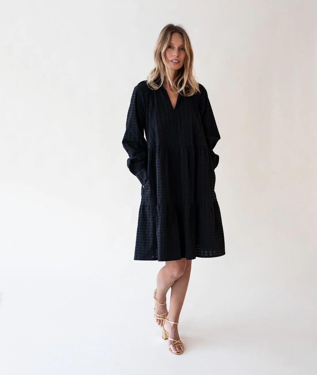 gauhar-naisten-pitkahihainen-mekko-long-sleeve-ruffled-dress-musta-3