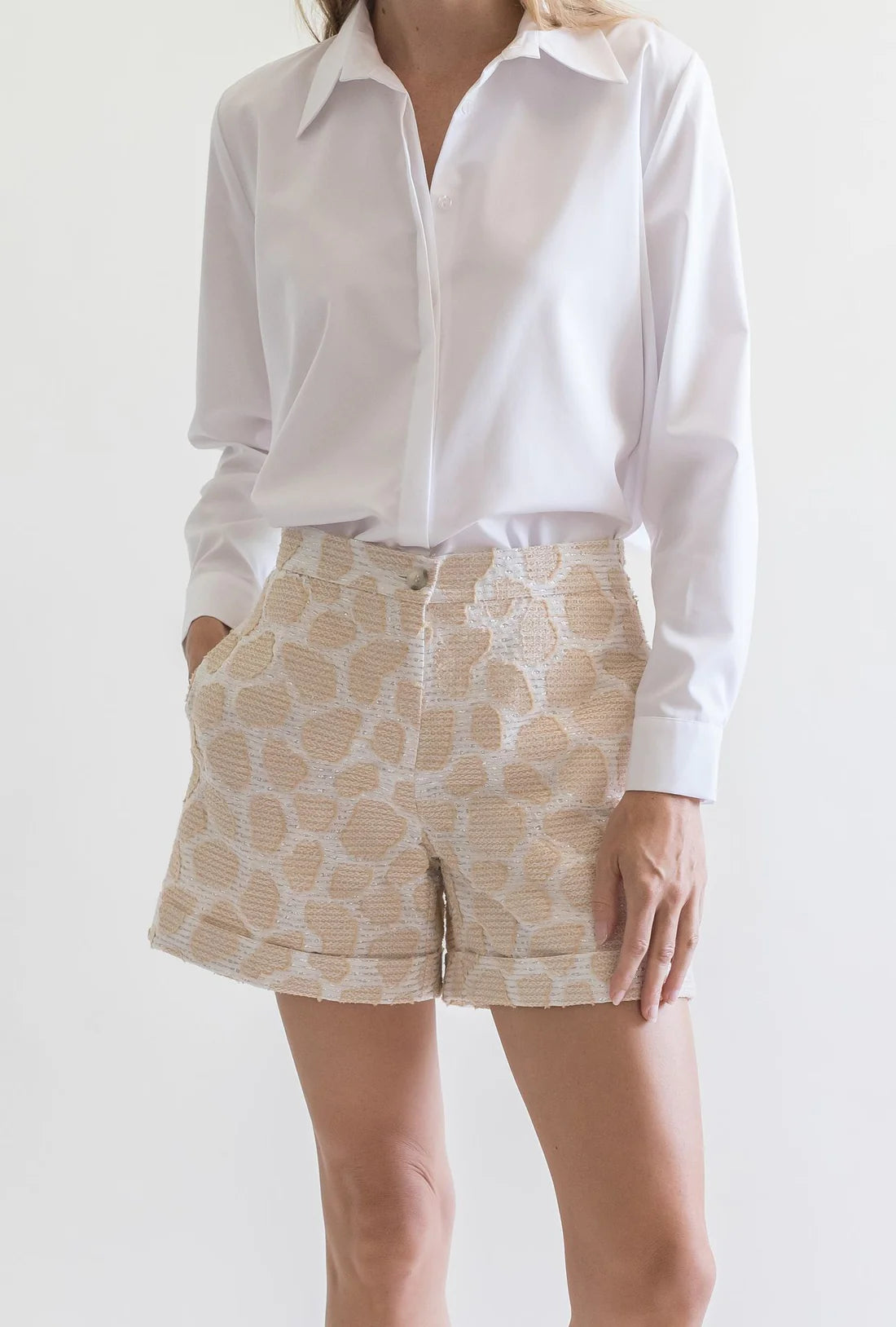 gauhar-naisten-shortsit-maria-folder-shorts-valkopohjainen-kuosi-3