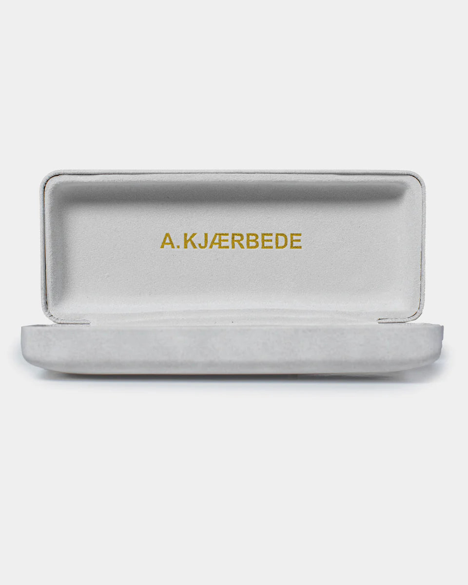 A.Kjaerbede aurinkolasikotelo Hard Case, harmaa, vaaleanharmaa kovapintainen kotelo, jossa pehmeä sisävuori ja kultainen logopainatus sisäpuolella.