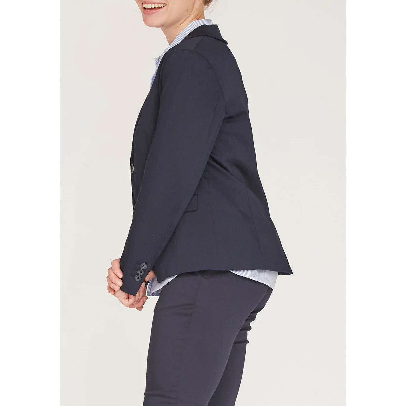 isay-naisten-bleiseri-kaia-blazer-tummansininen-2