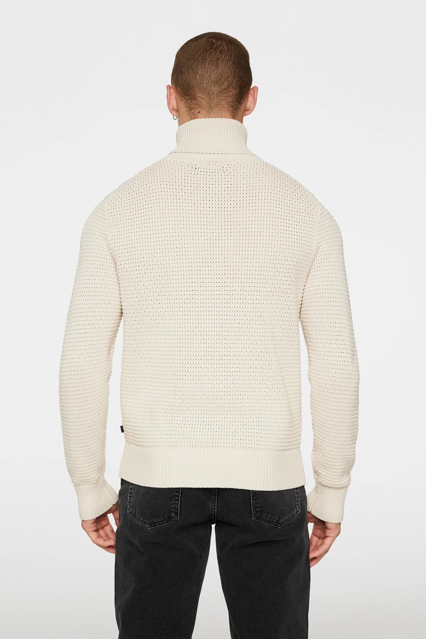 j-lindeberg-miesten-neule-oliveiro-turtleneck-luonnonvalkoinen-3