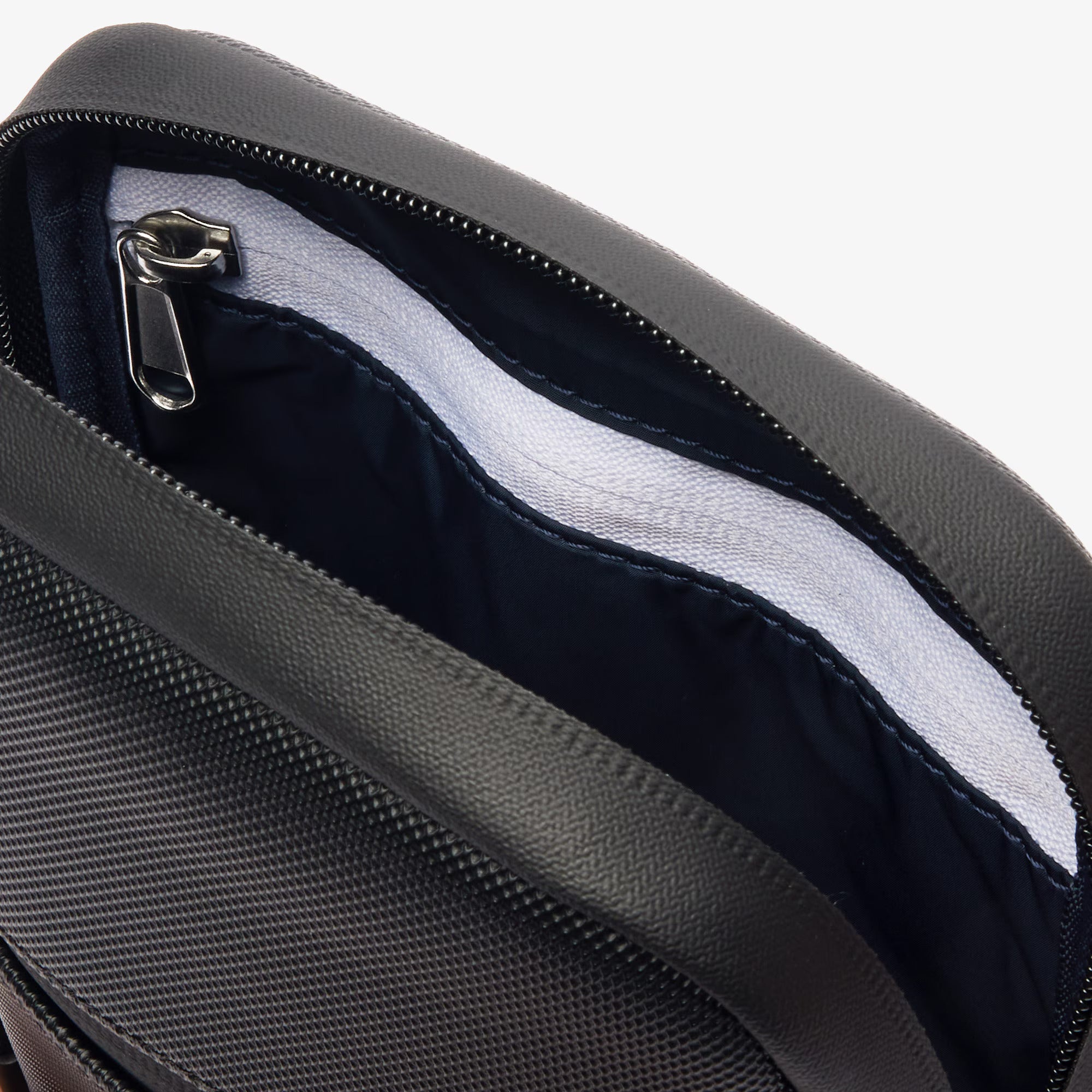 lacoste-olkalaukku-lacoste-small-flat-crossover-bag-musta-4