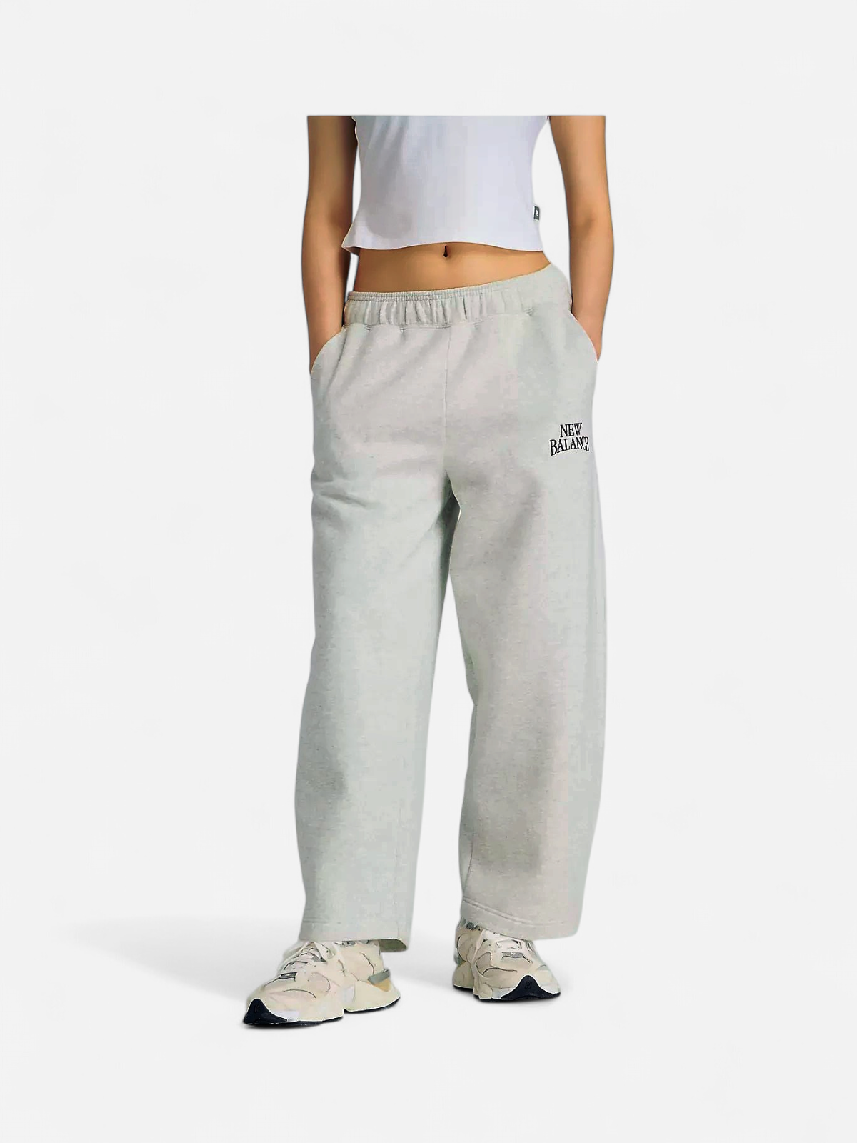 New Balance naisten collegehousut Linear Heritage Fleece Barrel Pant, vaaleanharmaa - Kekäle.fi