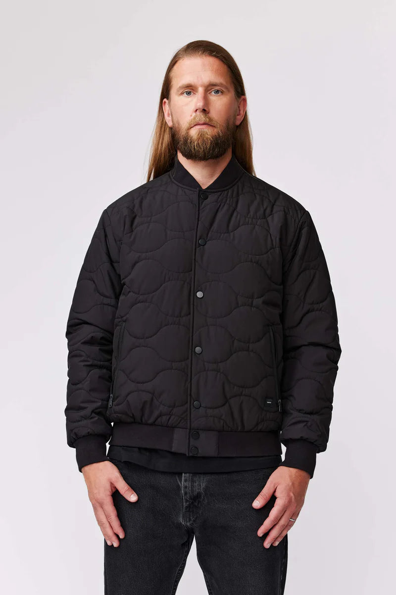 makia-miesten-bombertakki-gravity-jacket-musta-1