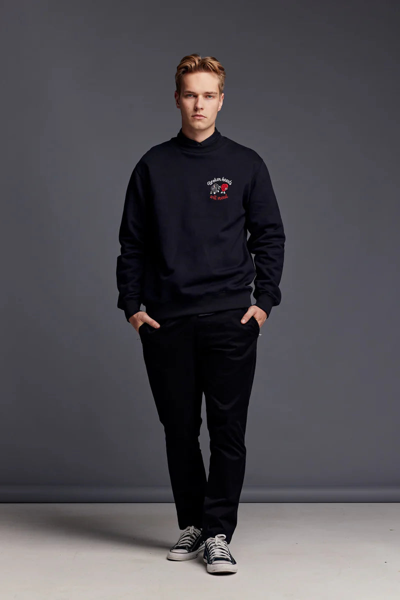 makia-miesten-collegepusero-brokenhearted-sweatshirt-musta-1
