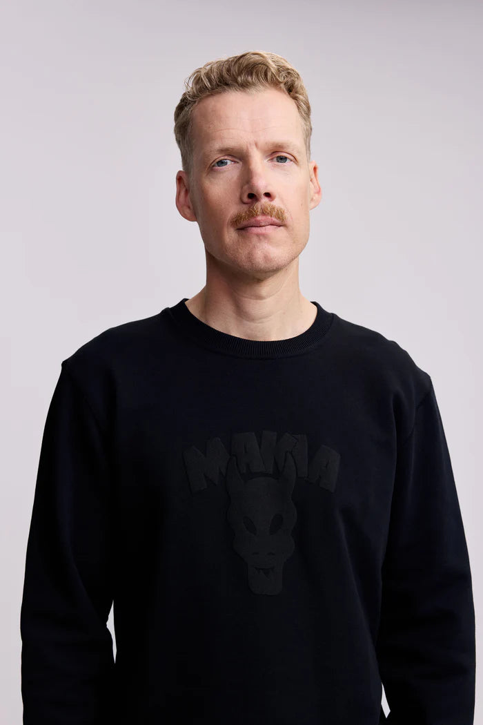 makia-miesten-collegepaita-tuomiopaiva-swetshirt-musta-1
