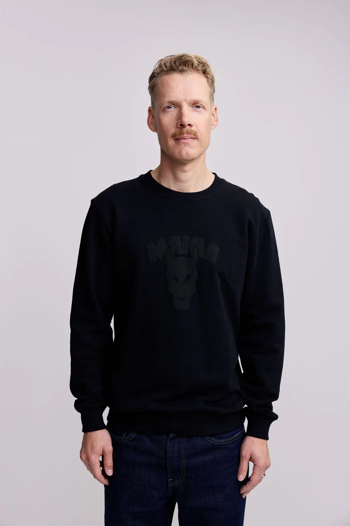 makia-miesten-collegepaita-tuomiopaiva-swetshirt-musta-3