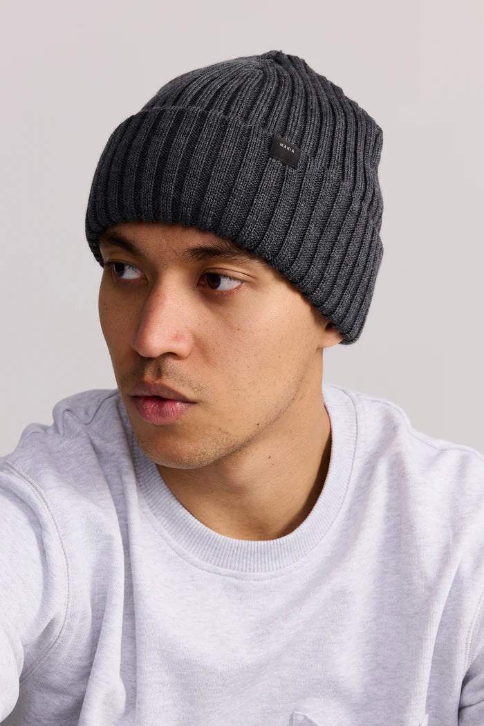 makia-miesten-pipo-eerik-beanie-tummanharmaa-1