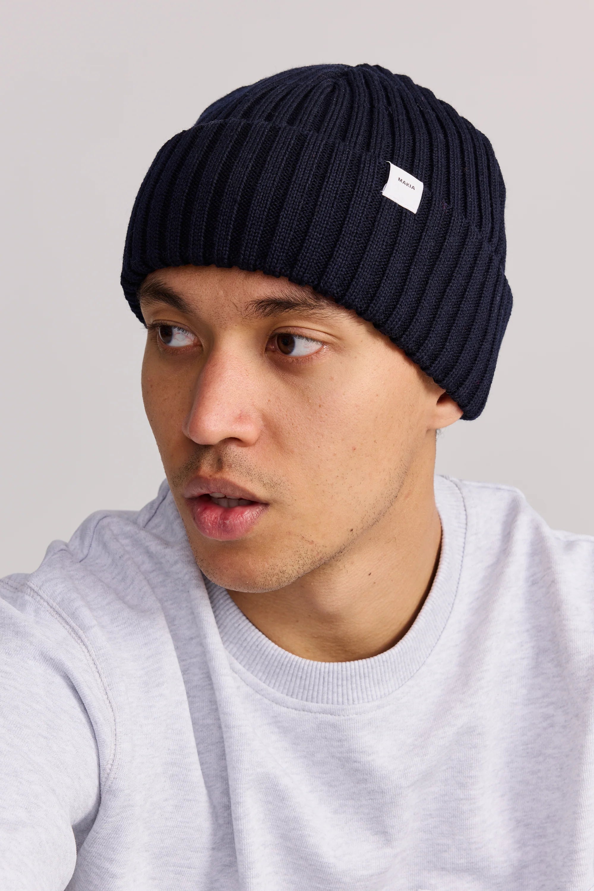 makia-miesten-pipo-eerik-beanie-tummansininen-1