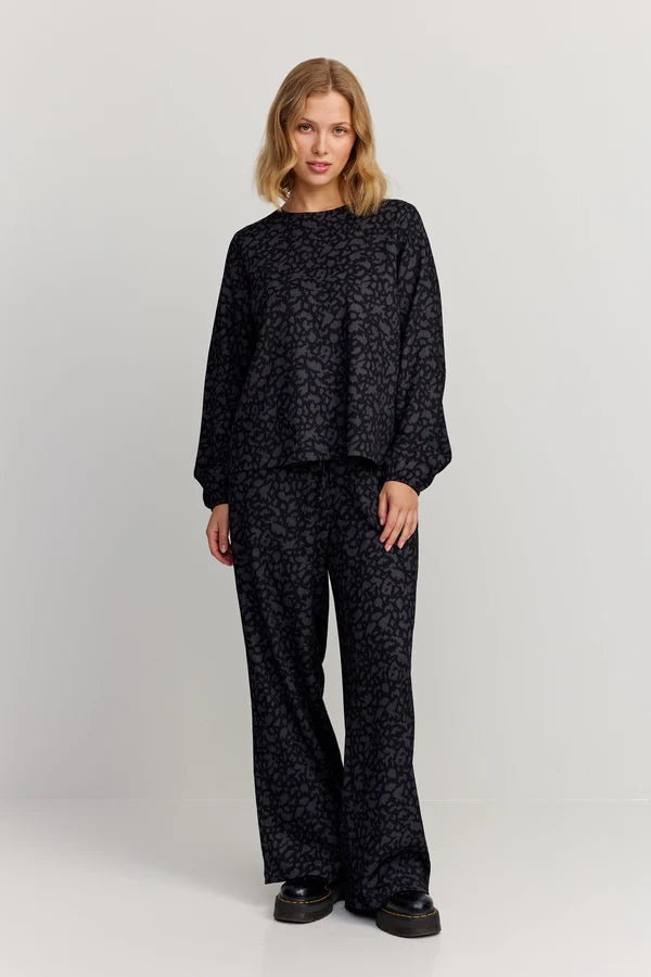 makia-naisten-housut-laila-trousers-musta-kuosi-2