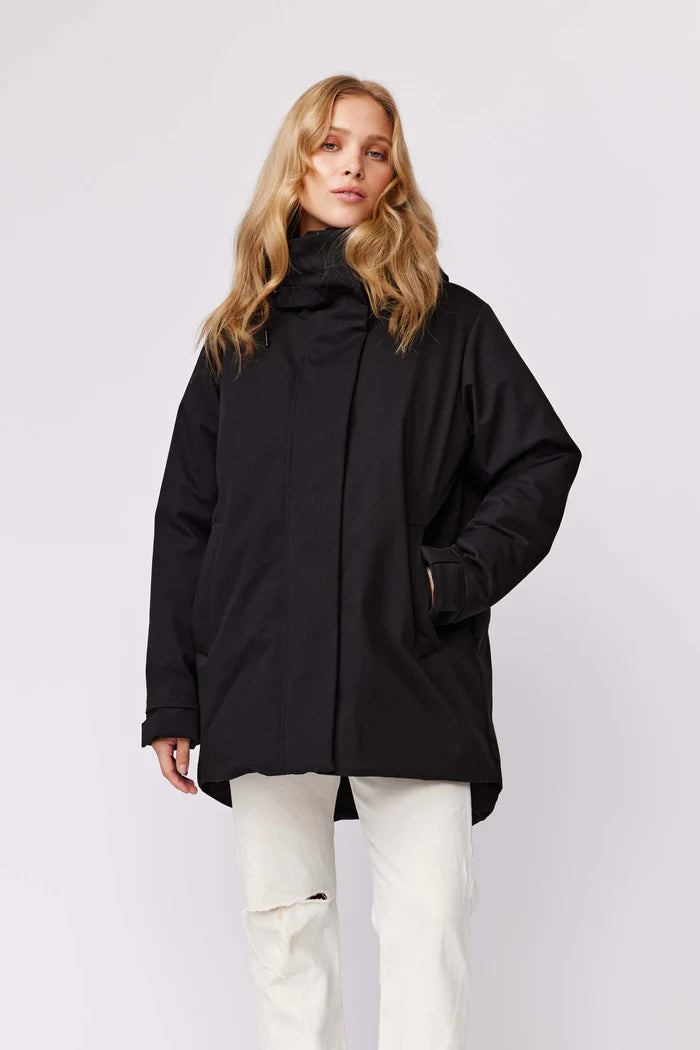 makia-naisten-parkatakki-aire-parka-musta-1
