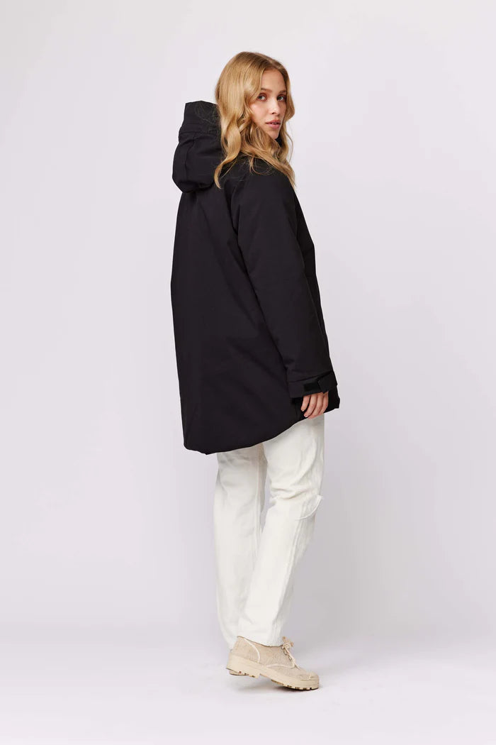 makia-naisten-parkatakki-aire-parka-musta-2