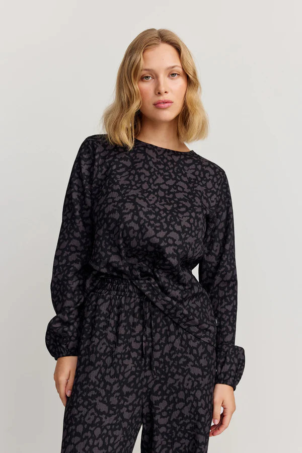 makia-naisten-pusero-laila-blouse-musta-kuosi-4