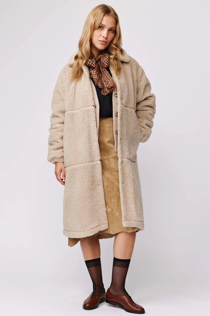 makia-naisten-teddytakki-alina-coat-luonnonvalkoinen-1