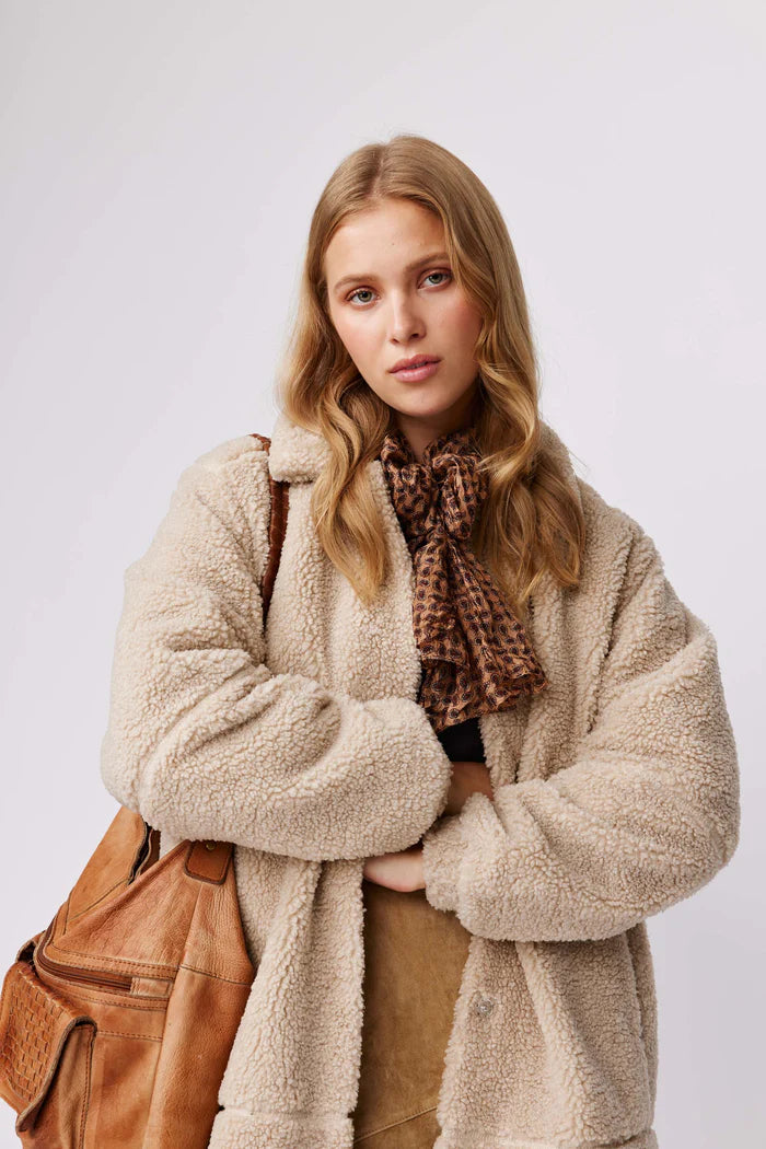 makia-naisten-teddytakki-alina-coat-luonnonvalkoinen-5