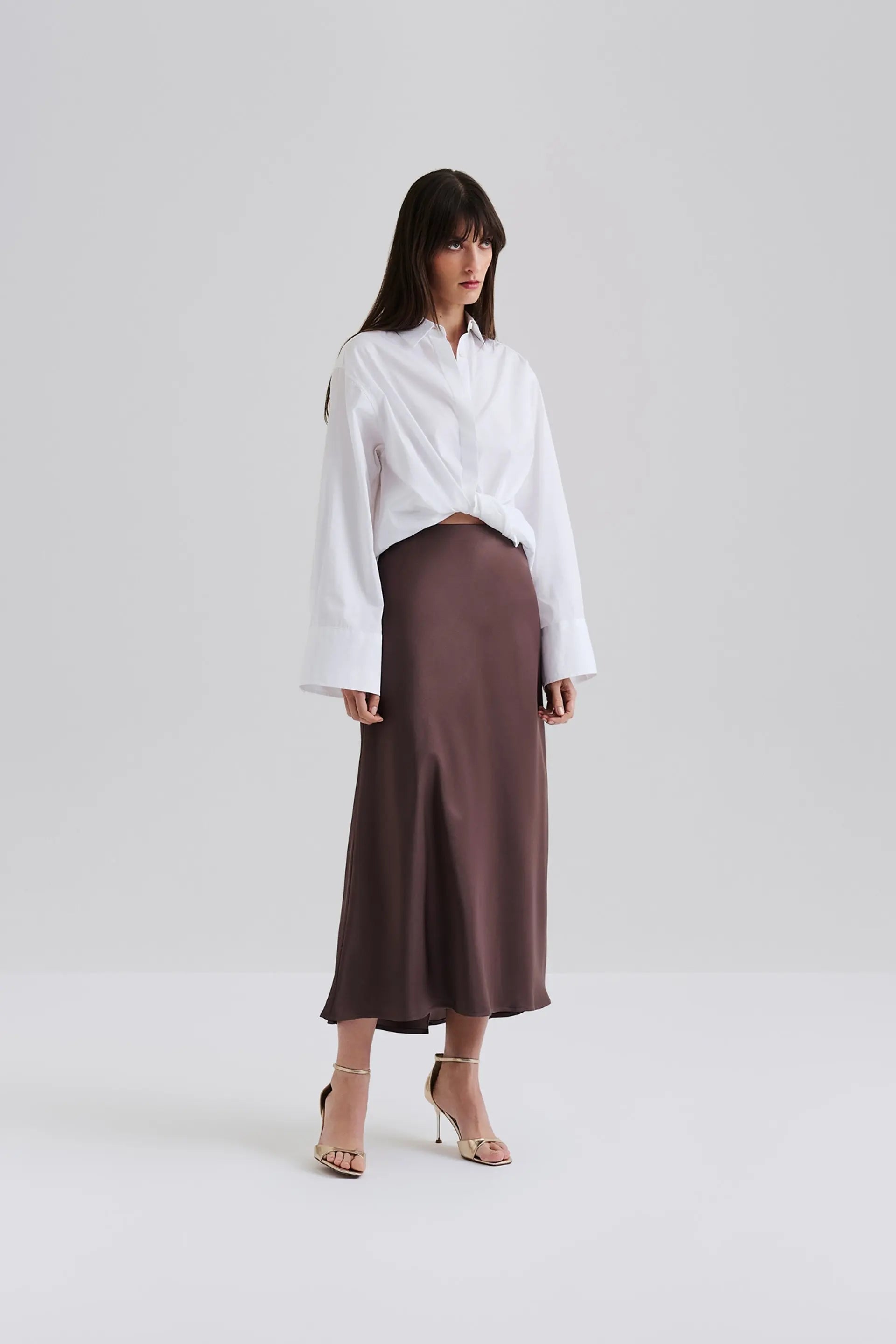 malina-naisten-hame-aubree-satin-maxi-skirt-tummanruskea-1