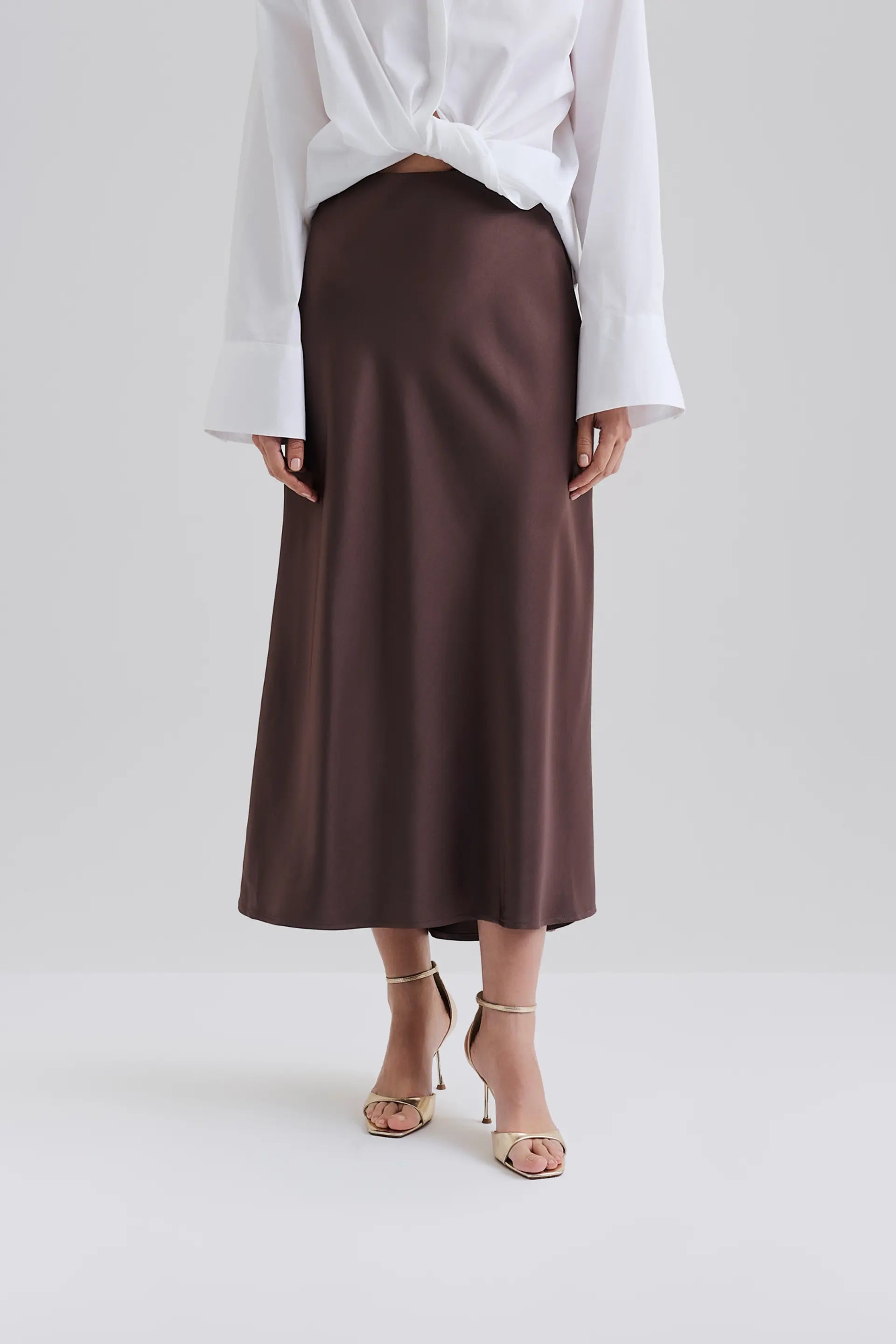 malina-naisten-hame-aubree-satin-maxi-skirt-tummanruskea-3