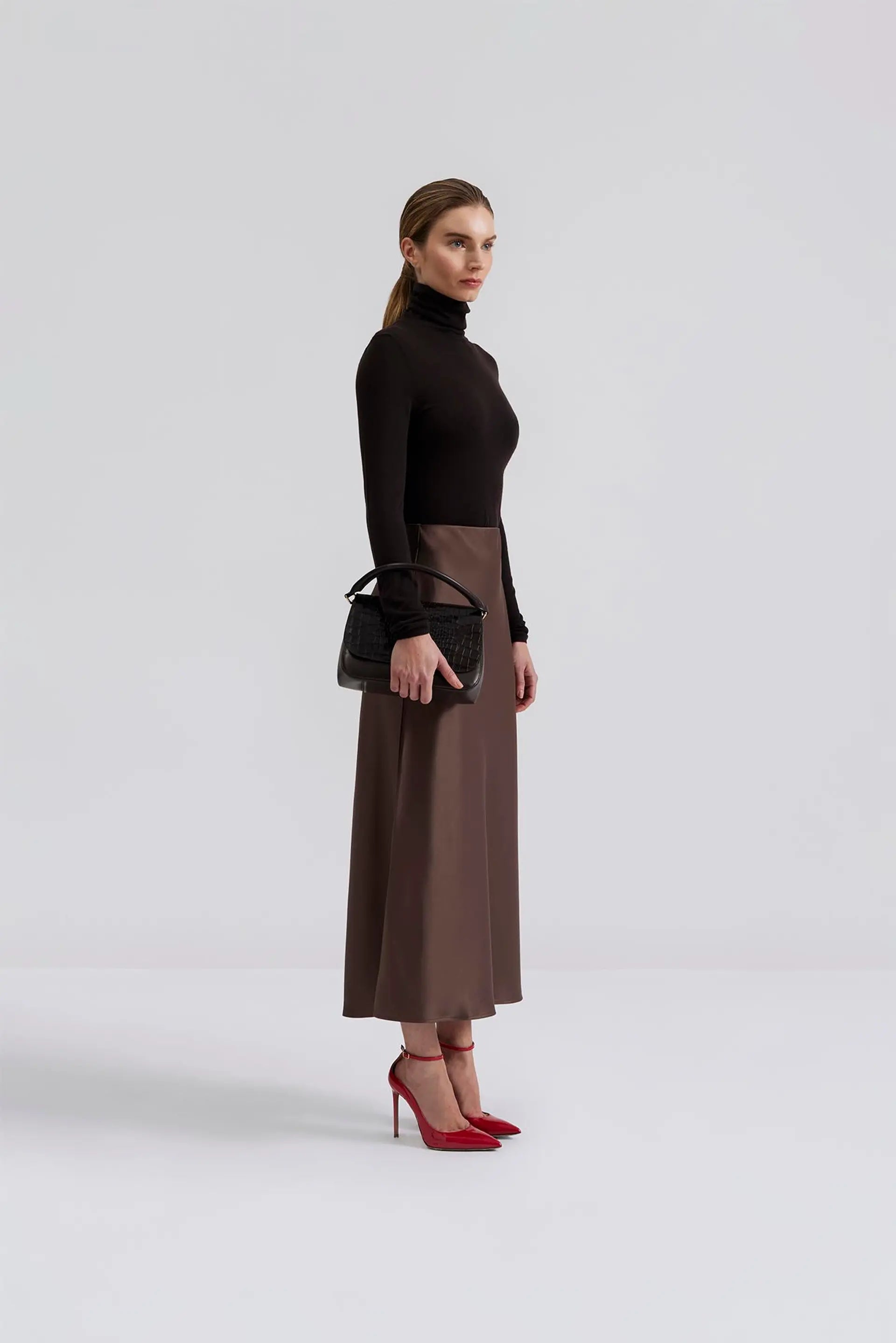 malina-naisten-hame-aubree-satin-maxi-skirt-tummanruskea-4