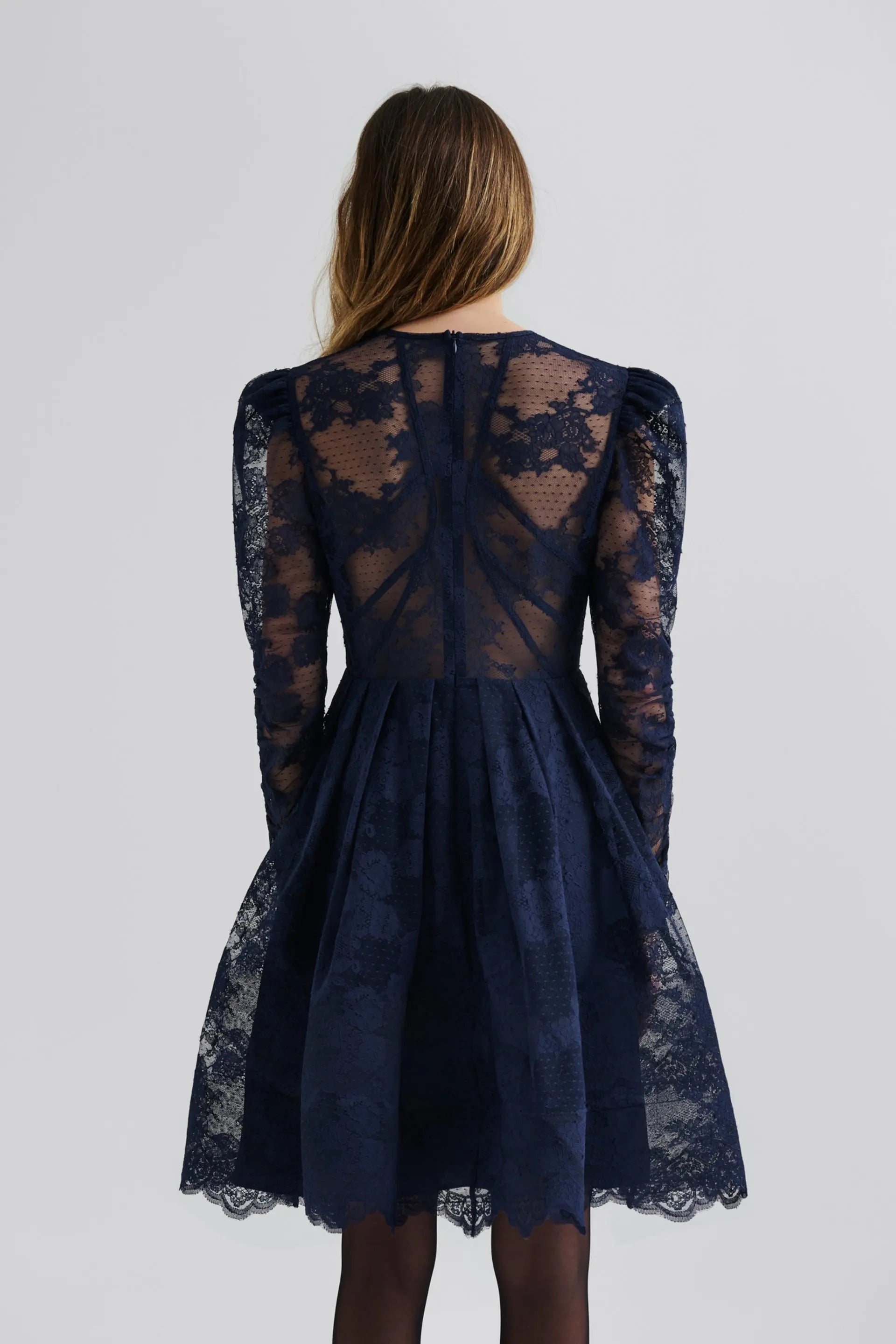 malina-naisten-mekko-leoni-lace-mini-dress-tummansininen-3