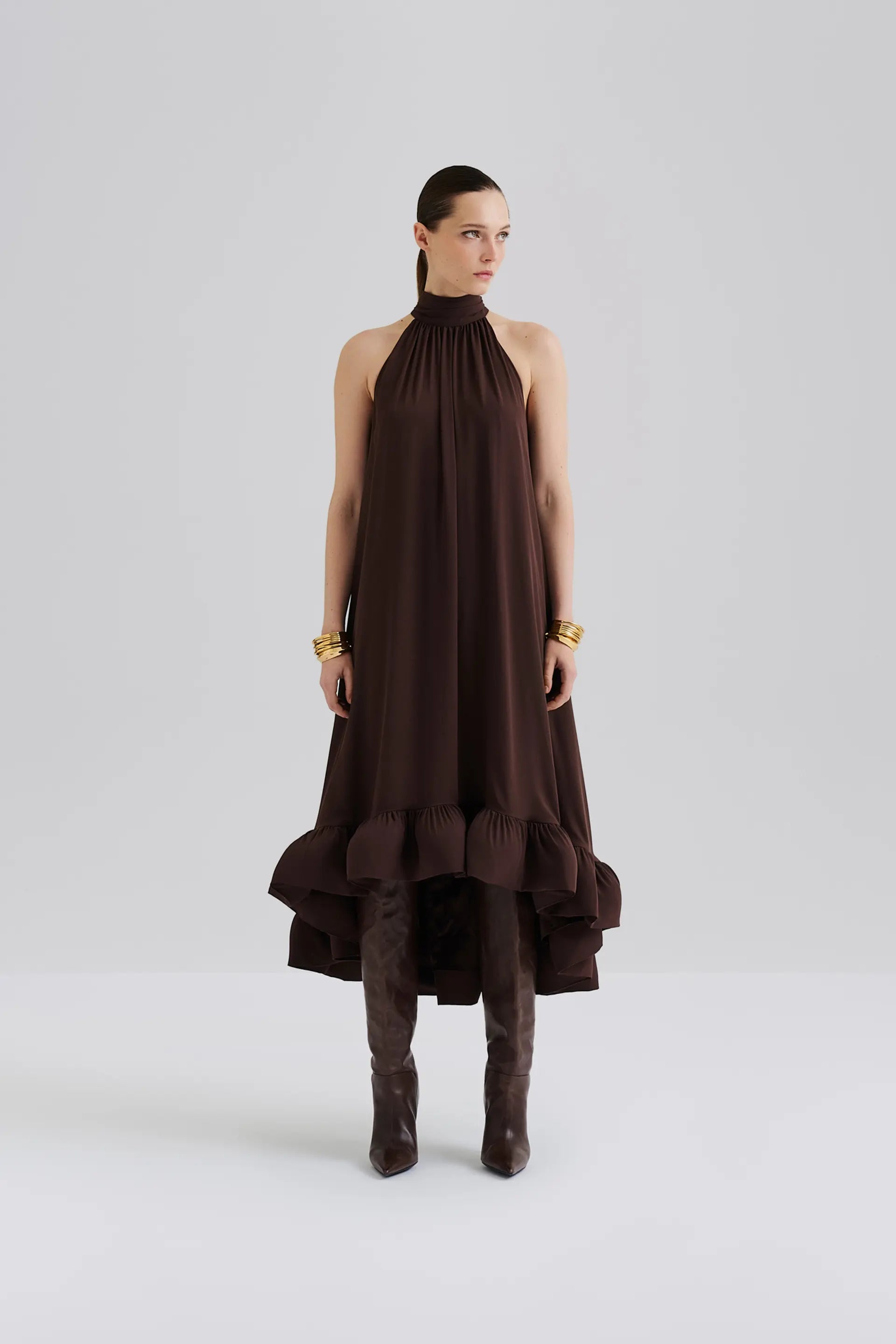 malina-naisten-mekko-sabrina-halterneck-ruffled-maxi-dress-tummanruskea-1