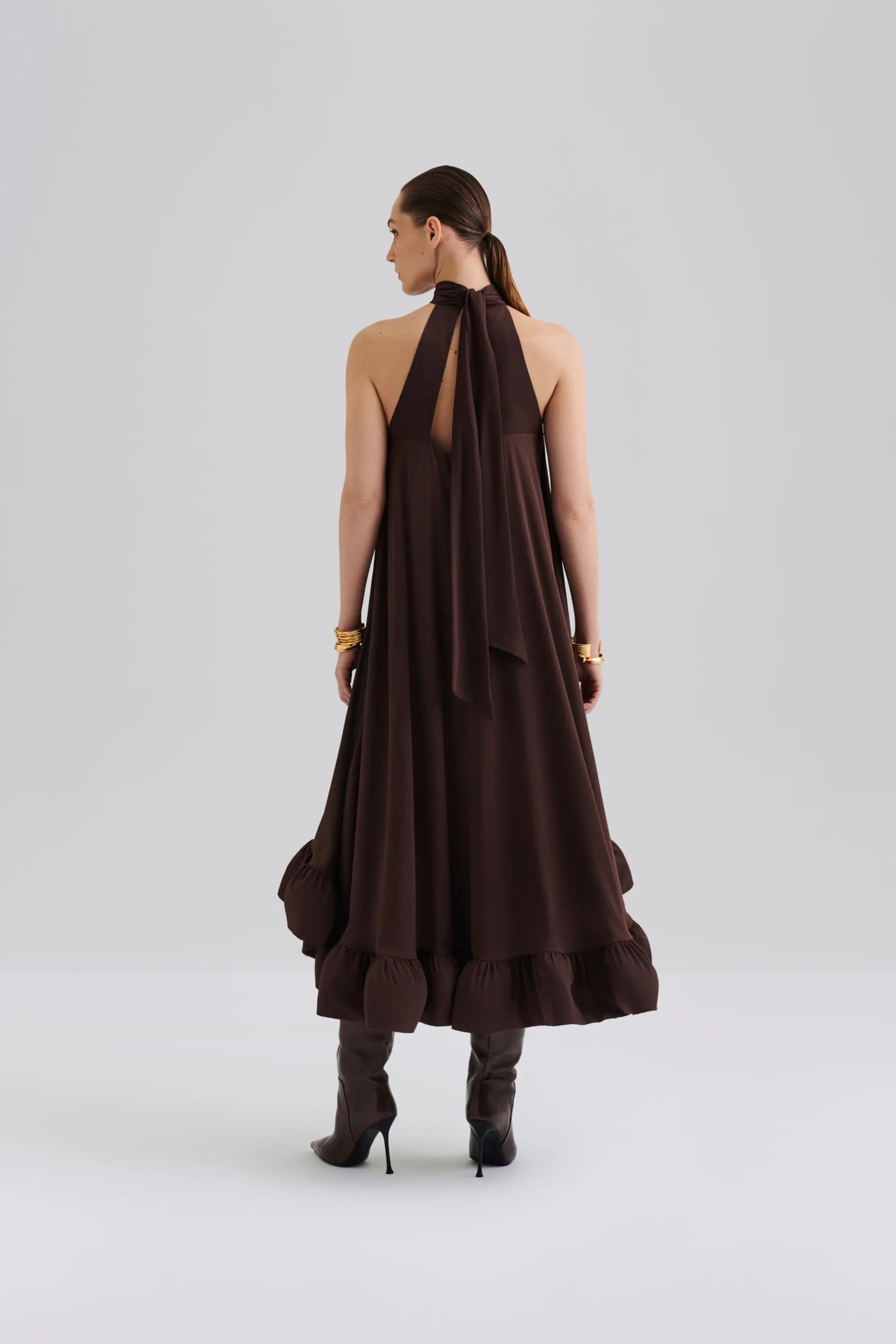 malina-naisten-mekko-sabrina-halterneck-ruffled-maxi-dress-tummanruskea-2