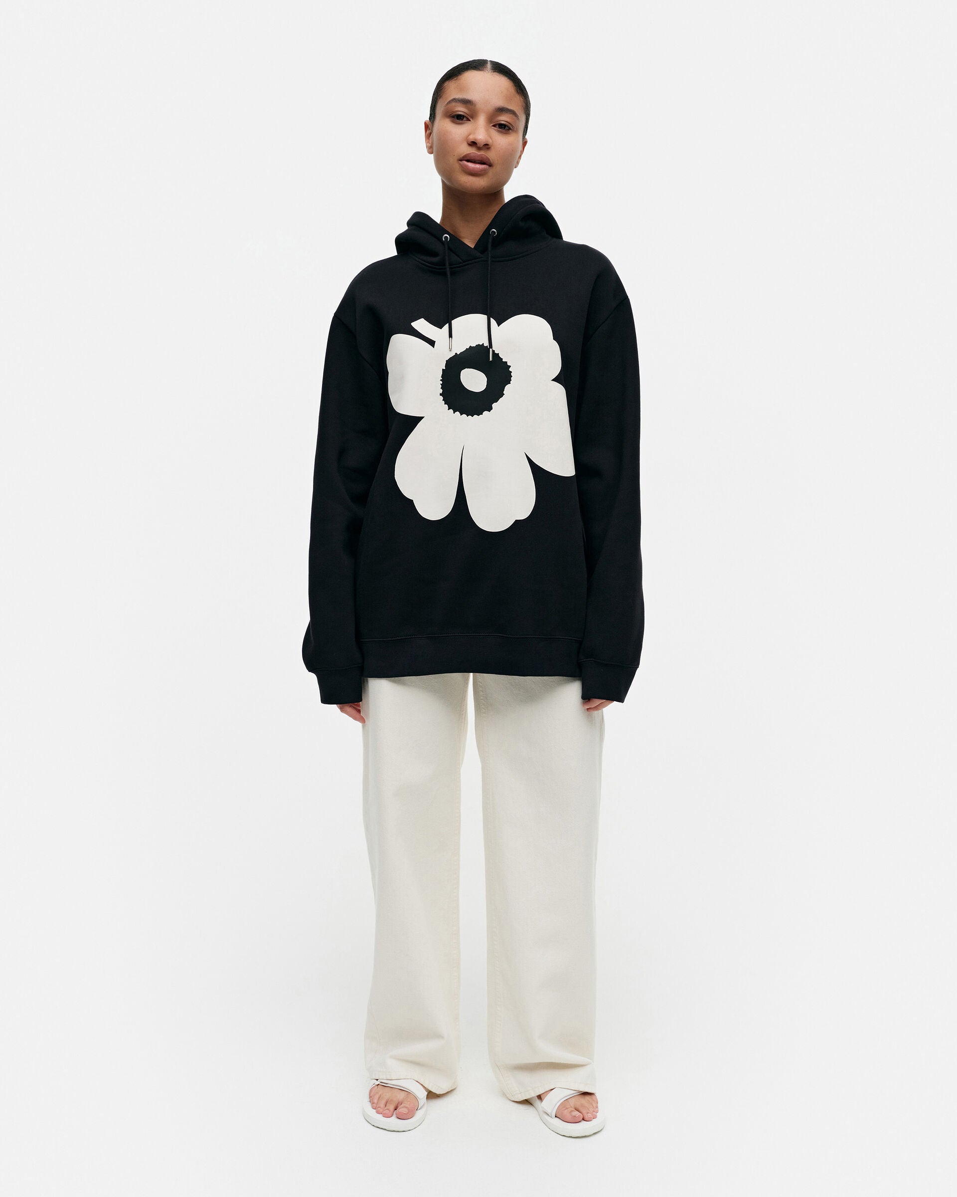 marimekko-huppari-runoja-unikko-placement-musta-1