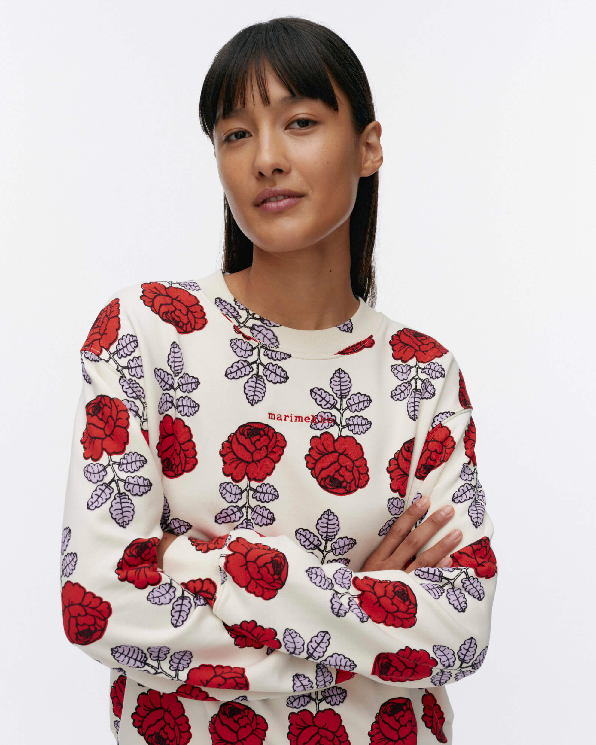 marimekko-naisten-collegepaita-leiot-vihkiruusu-kioski-collegepaita-valkopohjainen-kuosi-2