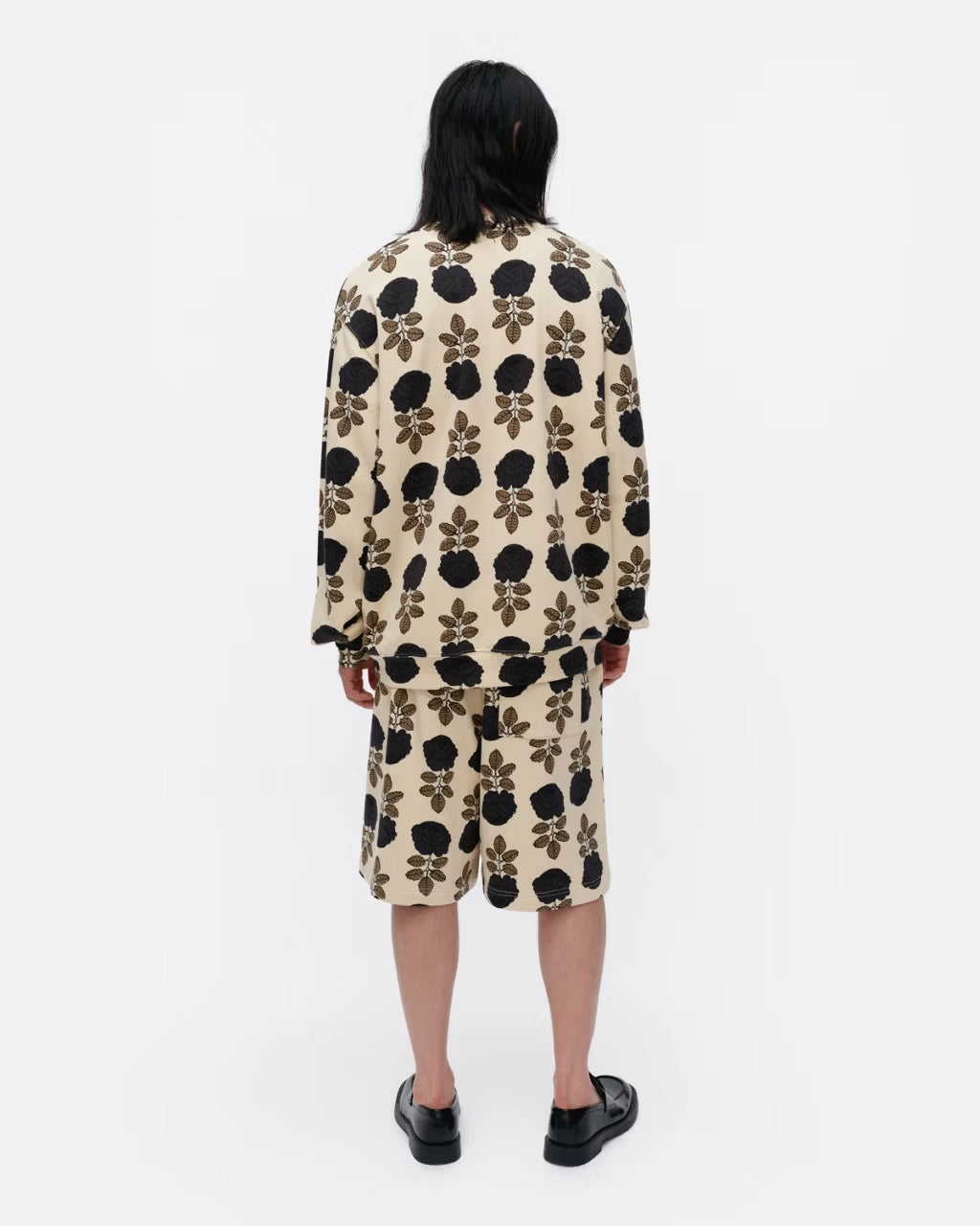 marimekko-naisten-collegepusero-loisto-vihkiruusu-kioski-collegepaita-beige-kuosi-2
