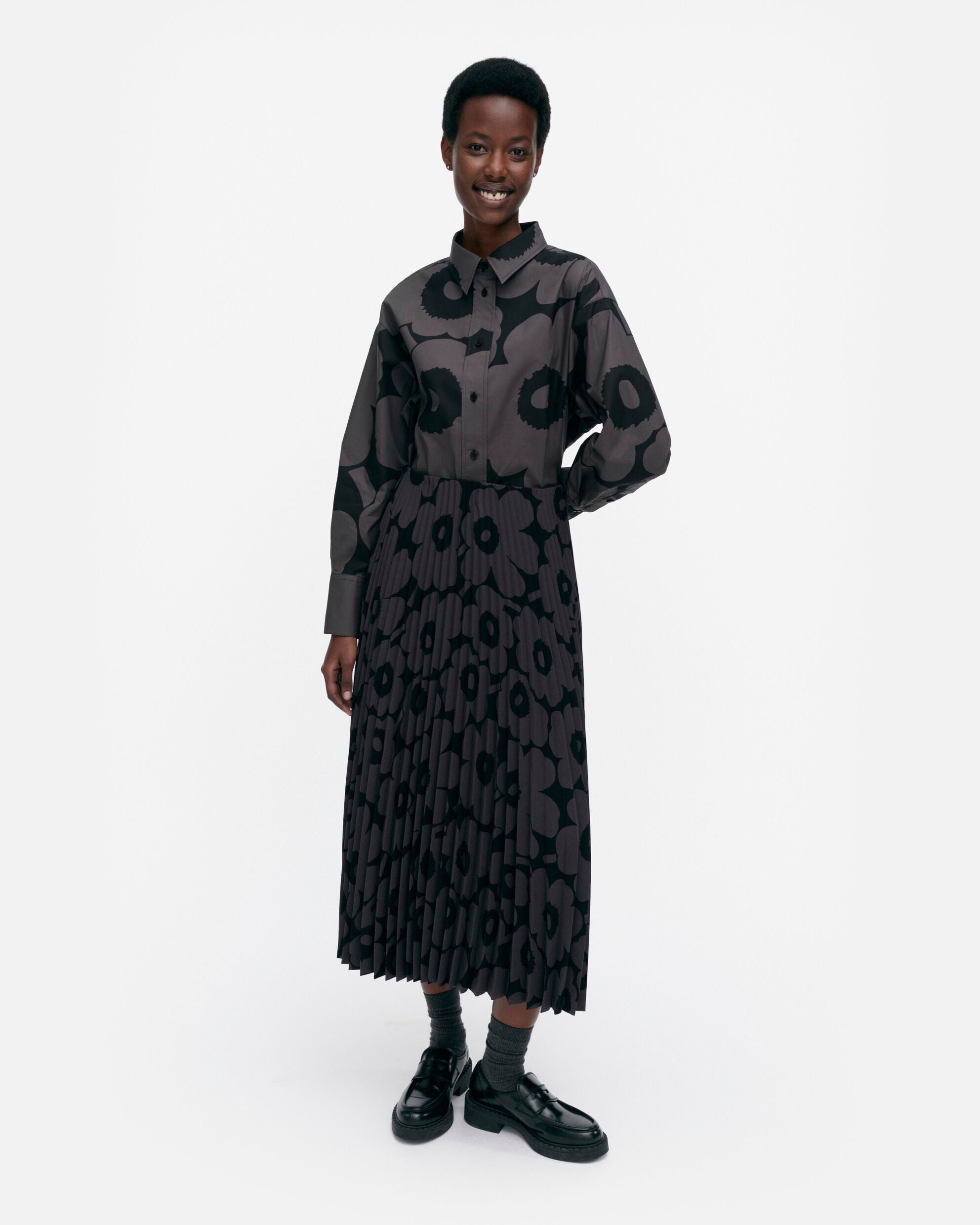 marimekko-naisten-hame-myy-hame-musta-kuosi-1