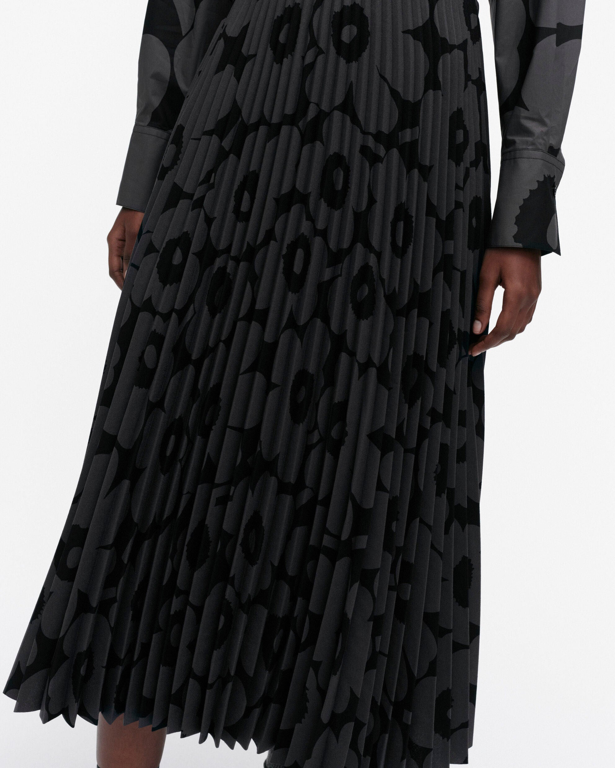 marimekko-naisten-hame-myy-hame-musta-kuosi-2