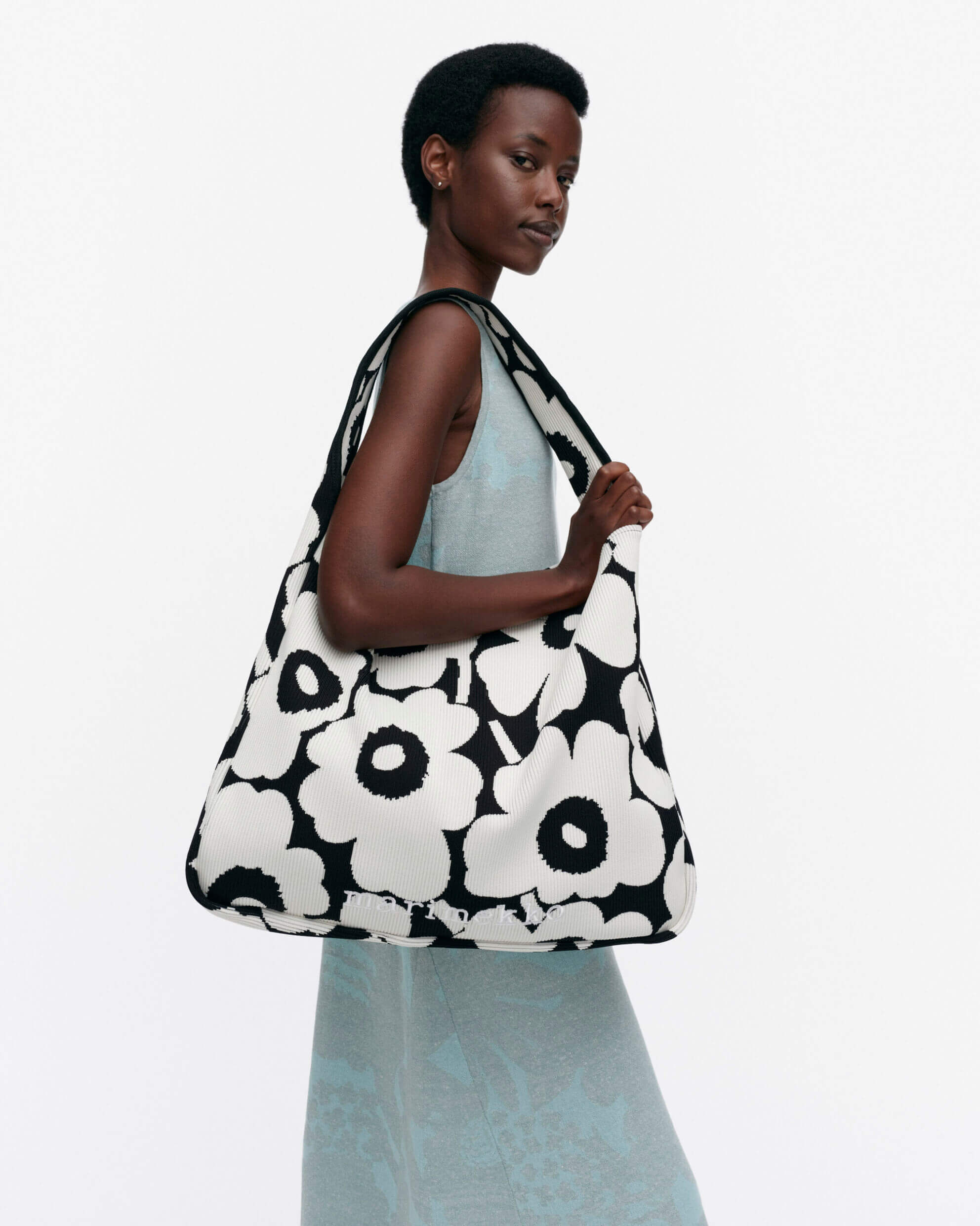 marimekko-naisten-laukku-knitted-bag-large-unikko-mustavalkoinen-1