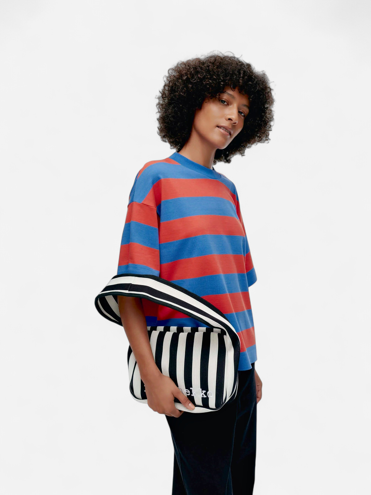 Marimekko naisten laukku, KNITTED SHOULDERBAG MERIROSVO OLKALAUKKU Raidallinen Musta - Kekäle.fi