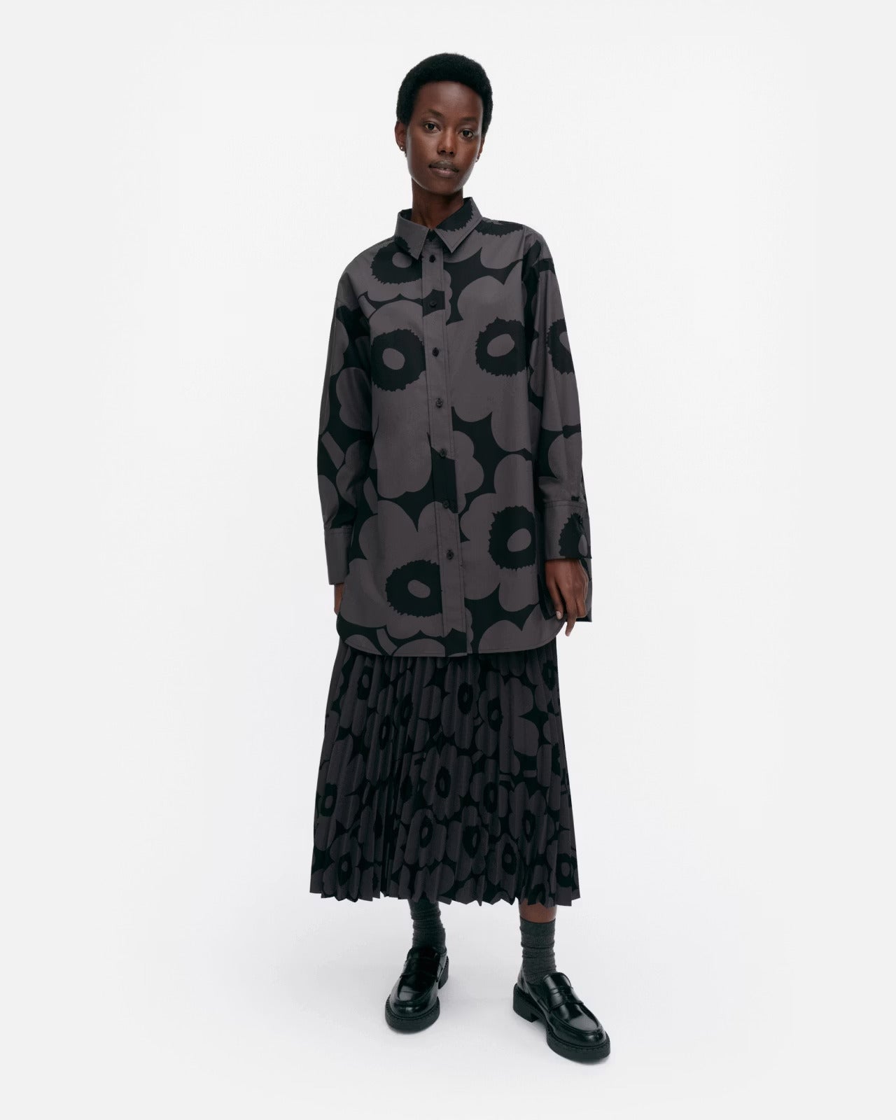 marimekko-naisten-paita-nila-unikko-puuvillapaita-musta-kuosi-1