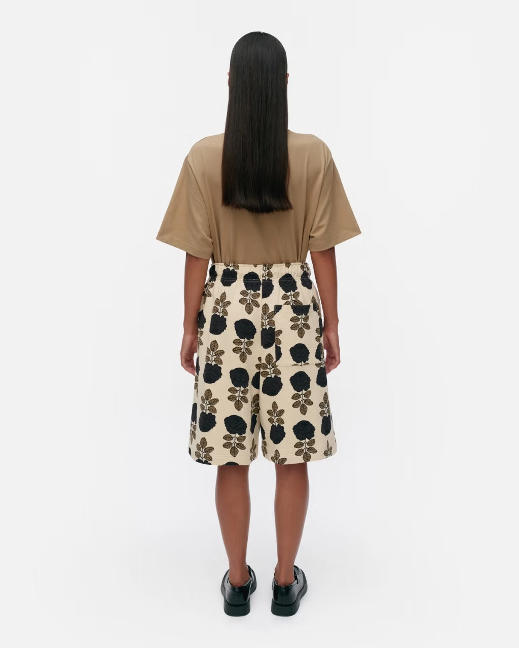 marimekko-naisten-shortsit-sarana-vihkiruusu-kioski-shortsit-beige-kuosi-2