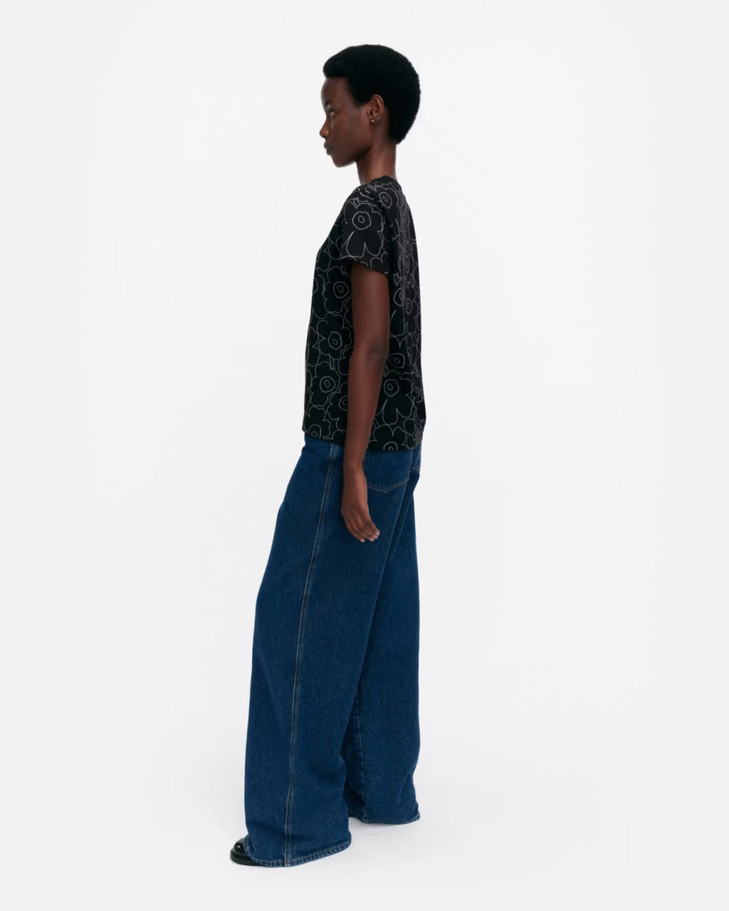 marimekko-naisten-t-paita-heleys-piirto-unikko-musta-kuosi-2