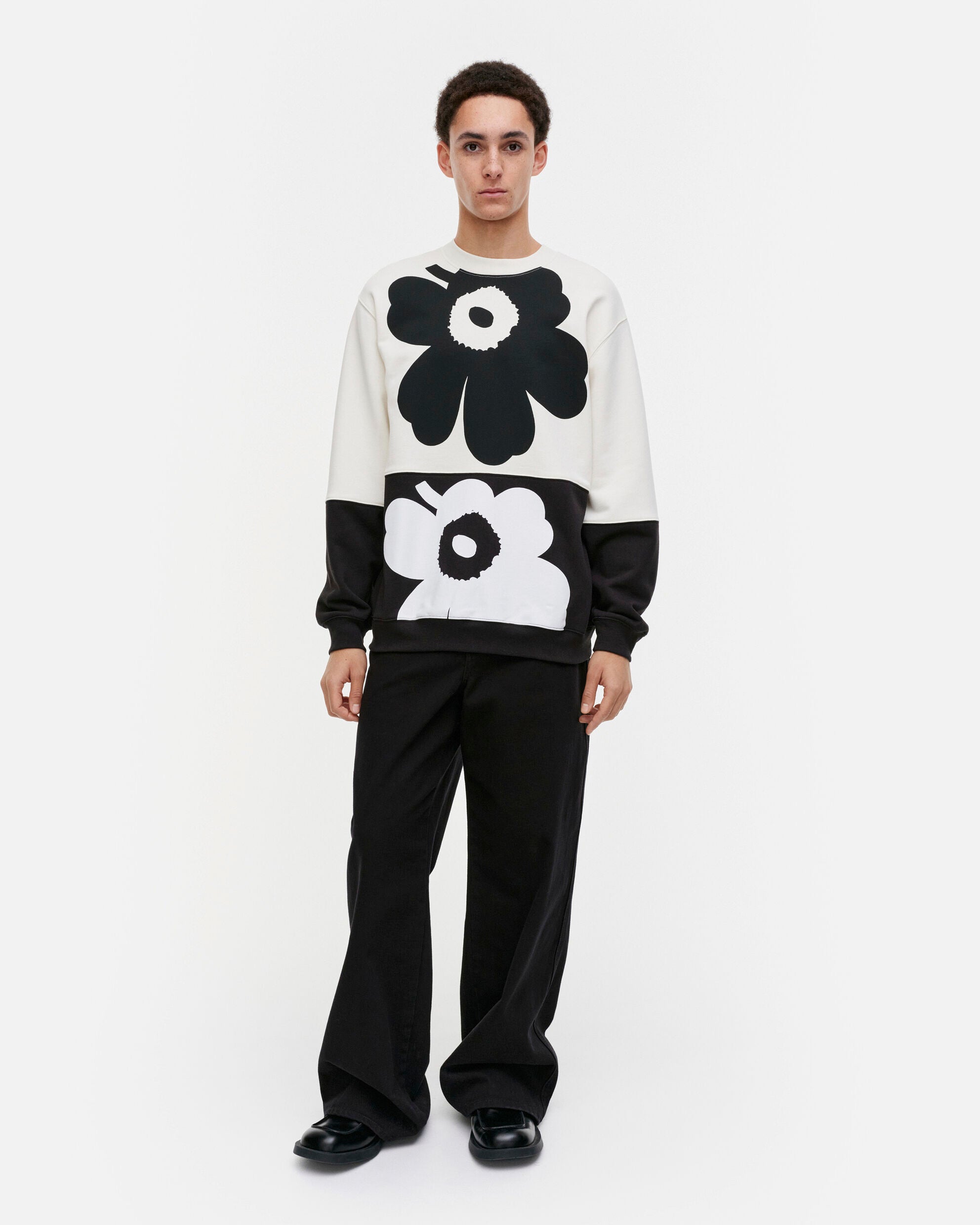 marimekko-unisex-collegepaita-kioski-kuviot-unikko-placement-college-mustavalkoinen-1