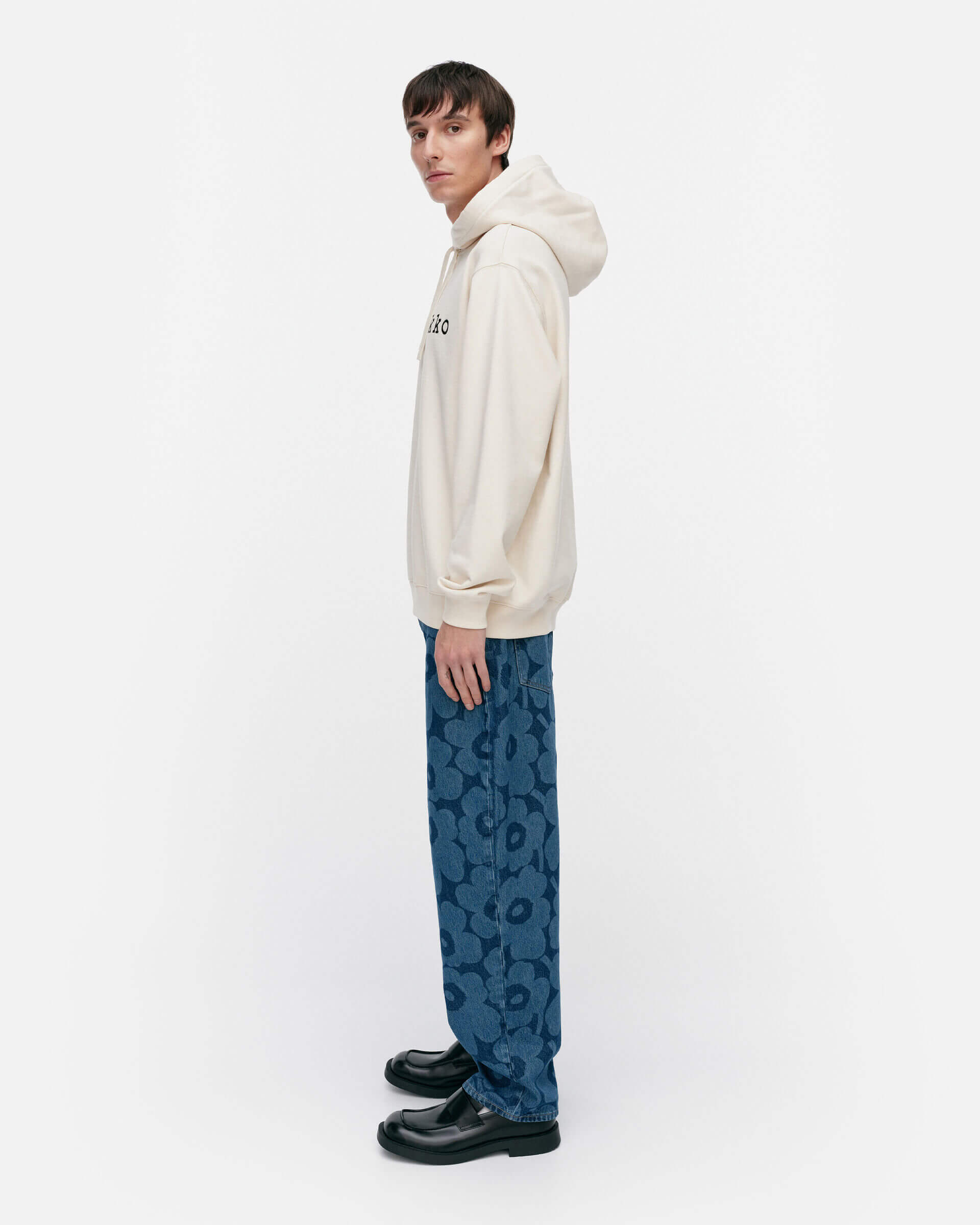marimekko-unisex-huppari-termi-logo-placement-beige-2