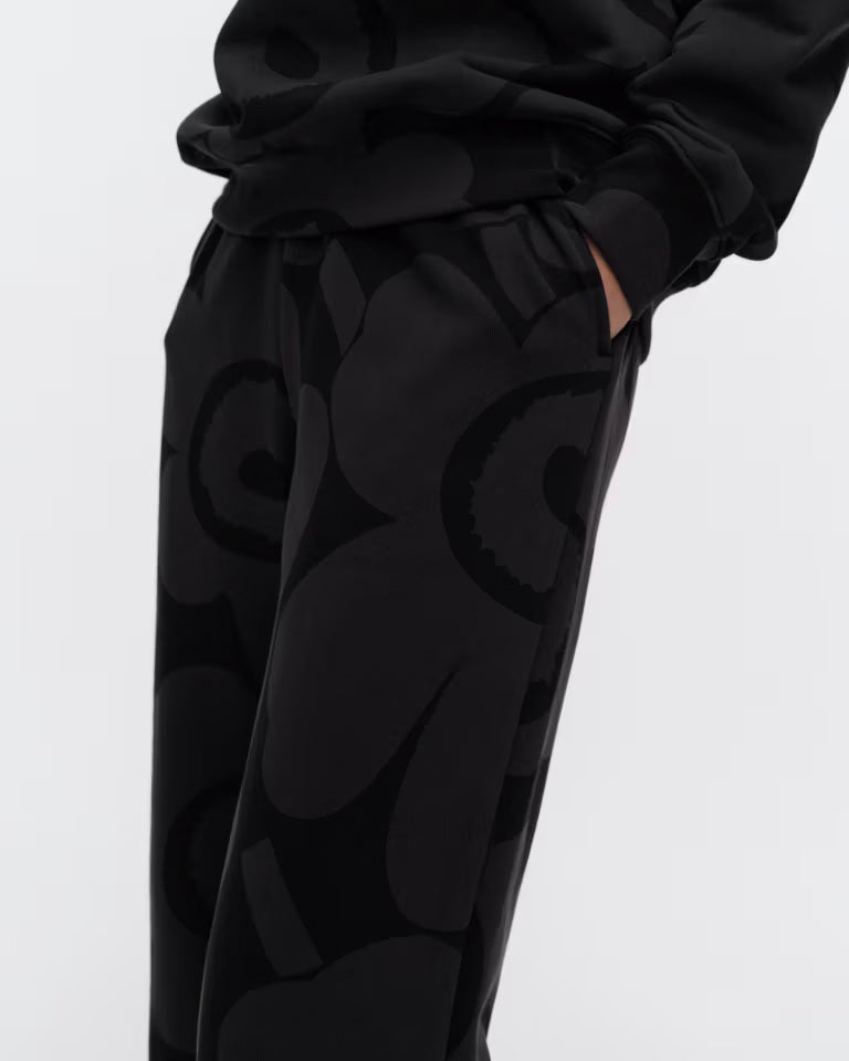 Marimekko collegehousut Varret Unikko Kioski, musta kuosi