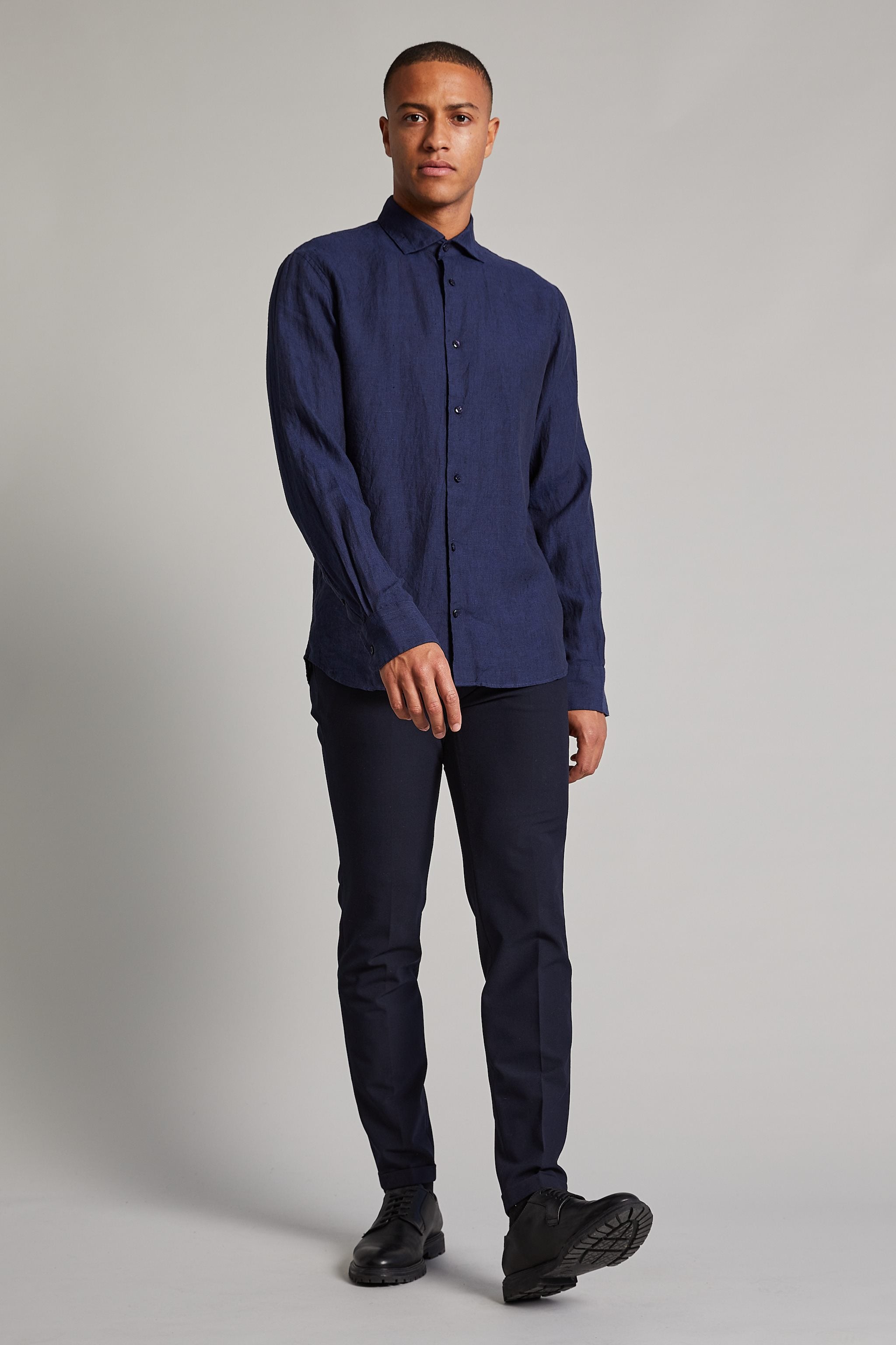 matinique-miesten-pellavapaita-marc-short-linen-tummansininen-4