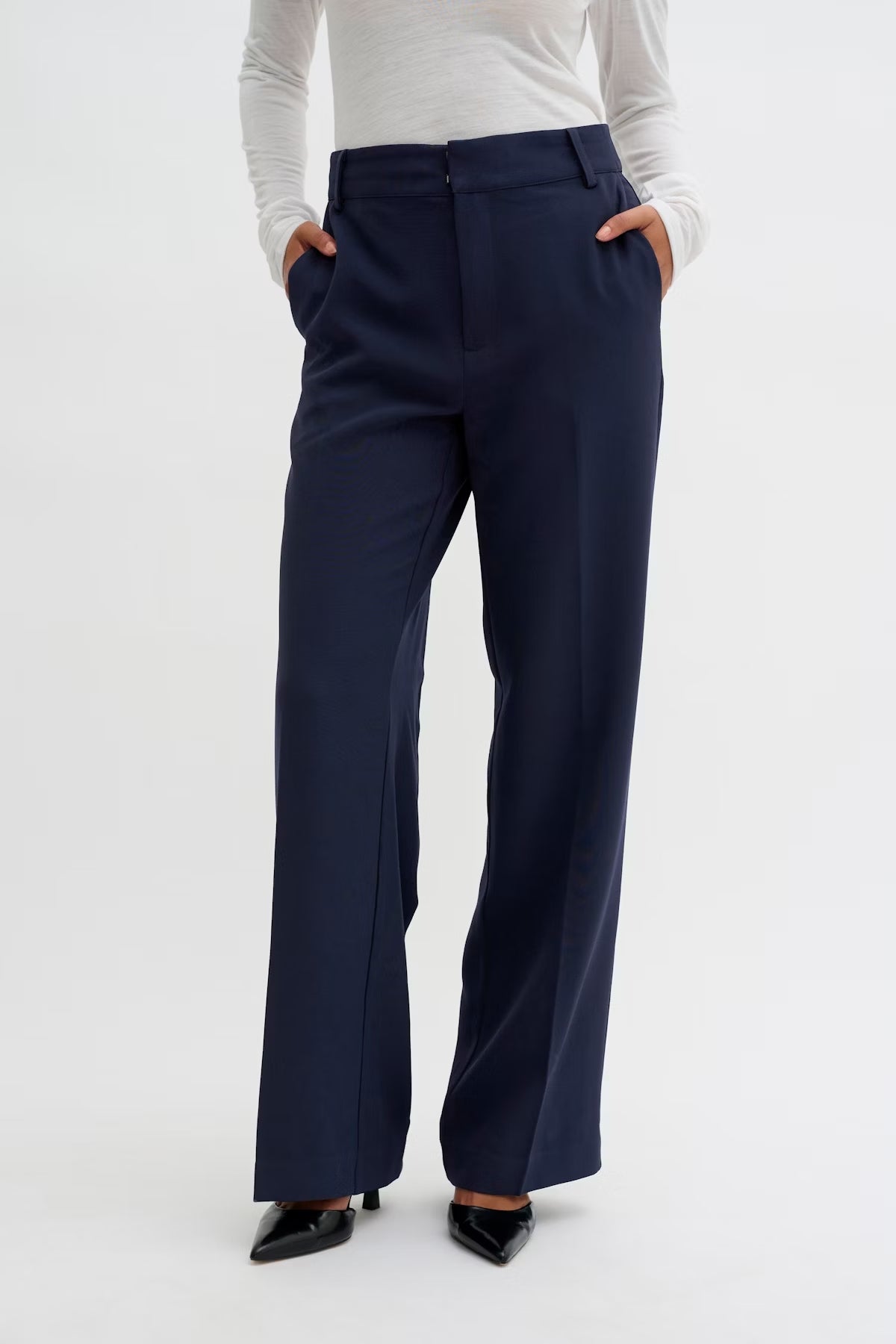 my-essential-wardrobe-naisten-housut-the-tailored-pant-tummansininen-1