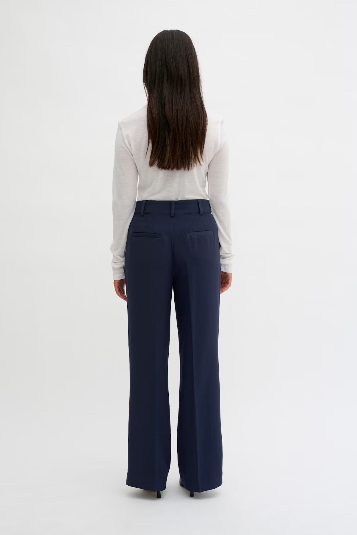 my-essential-wardrobe-naisten-housut-the-tailored-pant-tummansininen-2