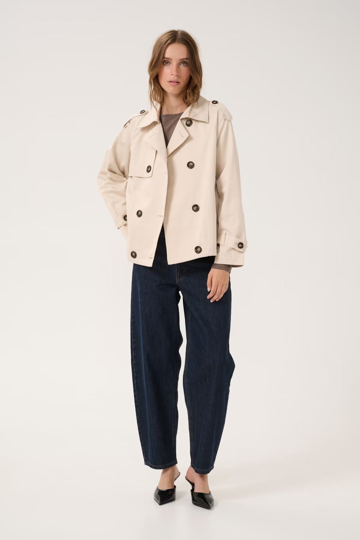 my-essential-wardrobe-naisten-trenssi-miramw-short-trenchcoat-kitti-1