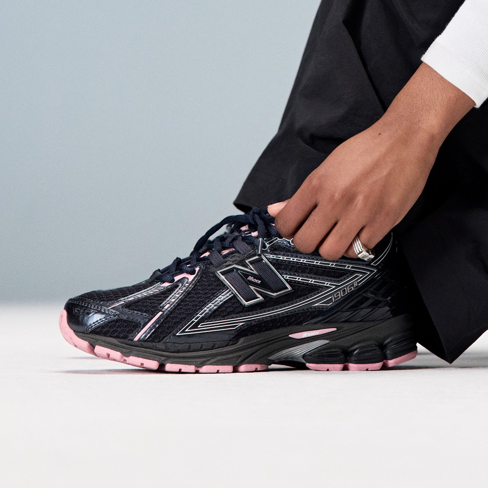 new-balance-kengat-new-balance-1906-musta-1