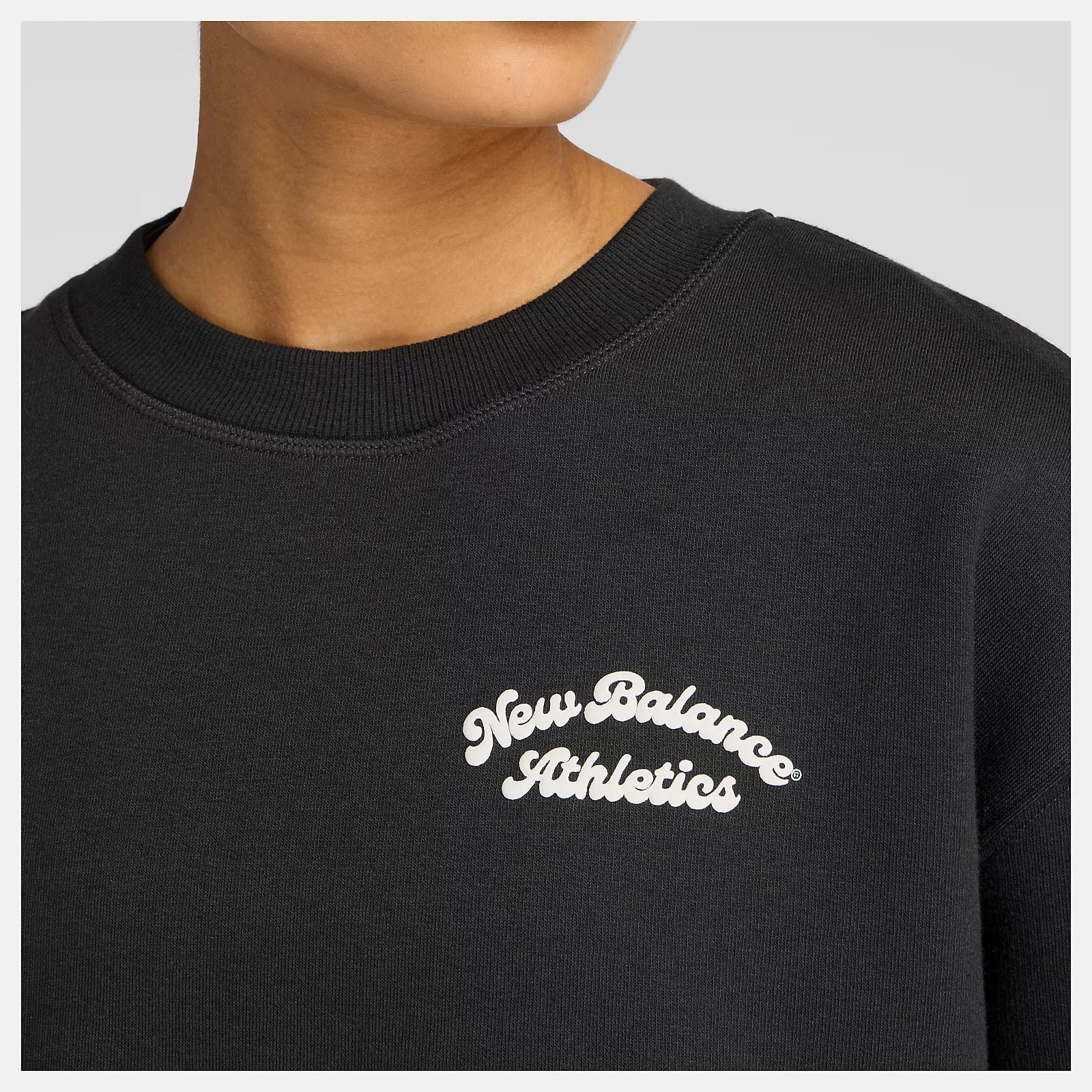 new-balance-naisten-collegepaita-linear-heritage-fleece-crew-musta-4