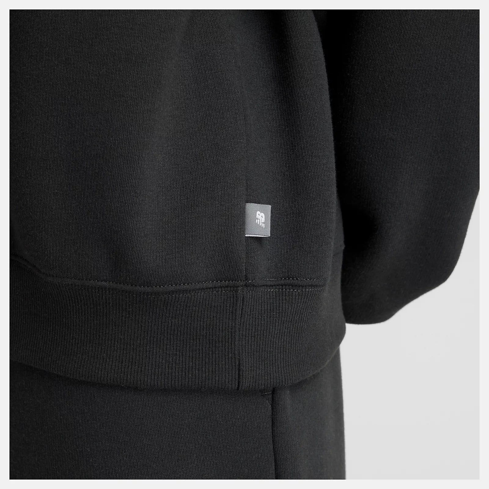 new-balance-naisten-collegepaita-linear-heritage-fleece-crew-musta-5