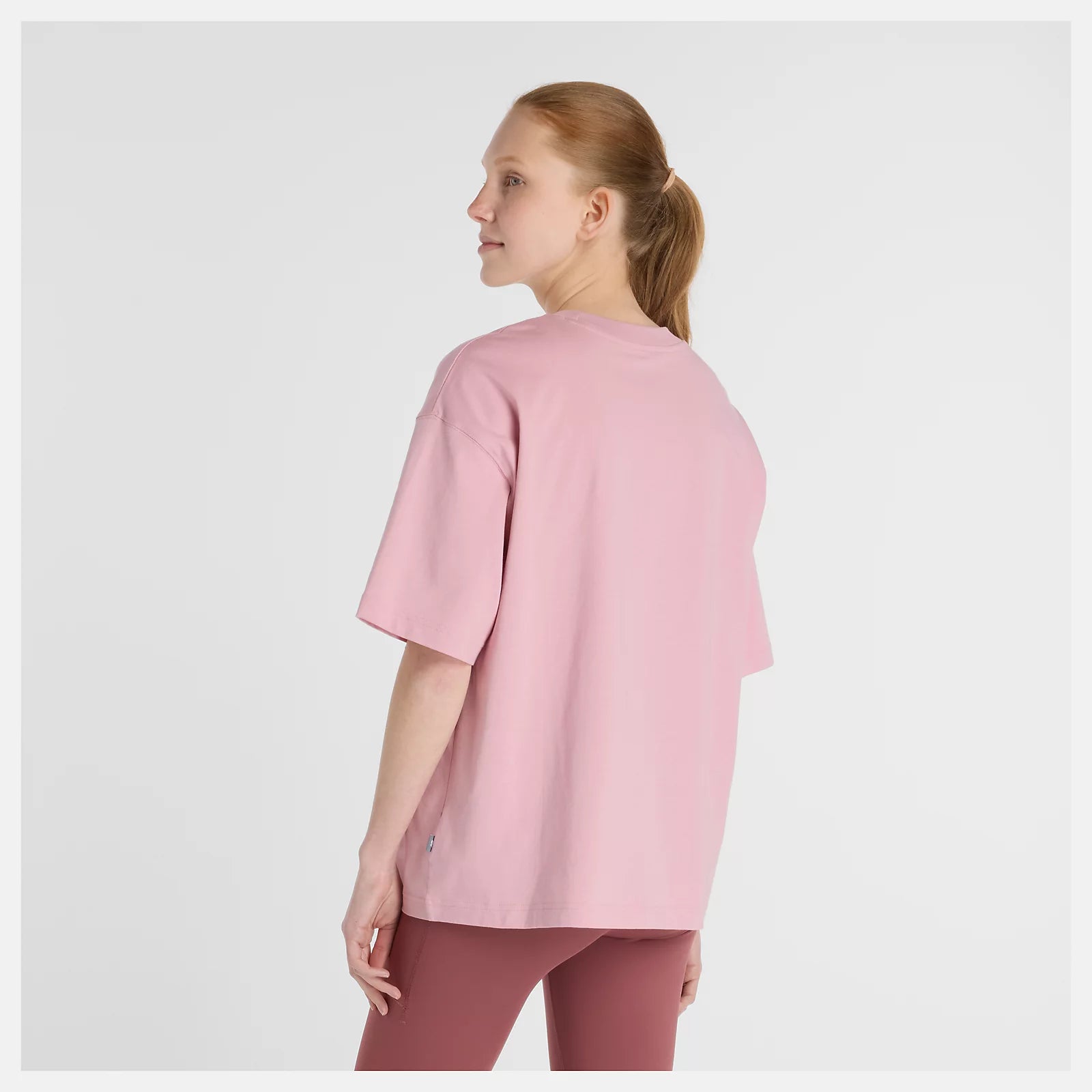 new-balance-naisten-t-paita-linear-heritage-oversized-t-shirt-vaaleanpunainen-3