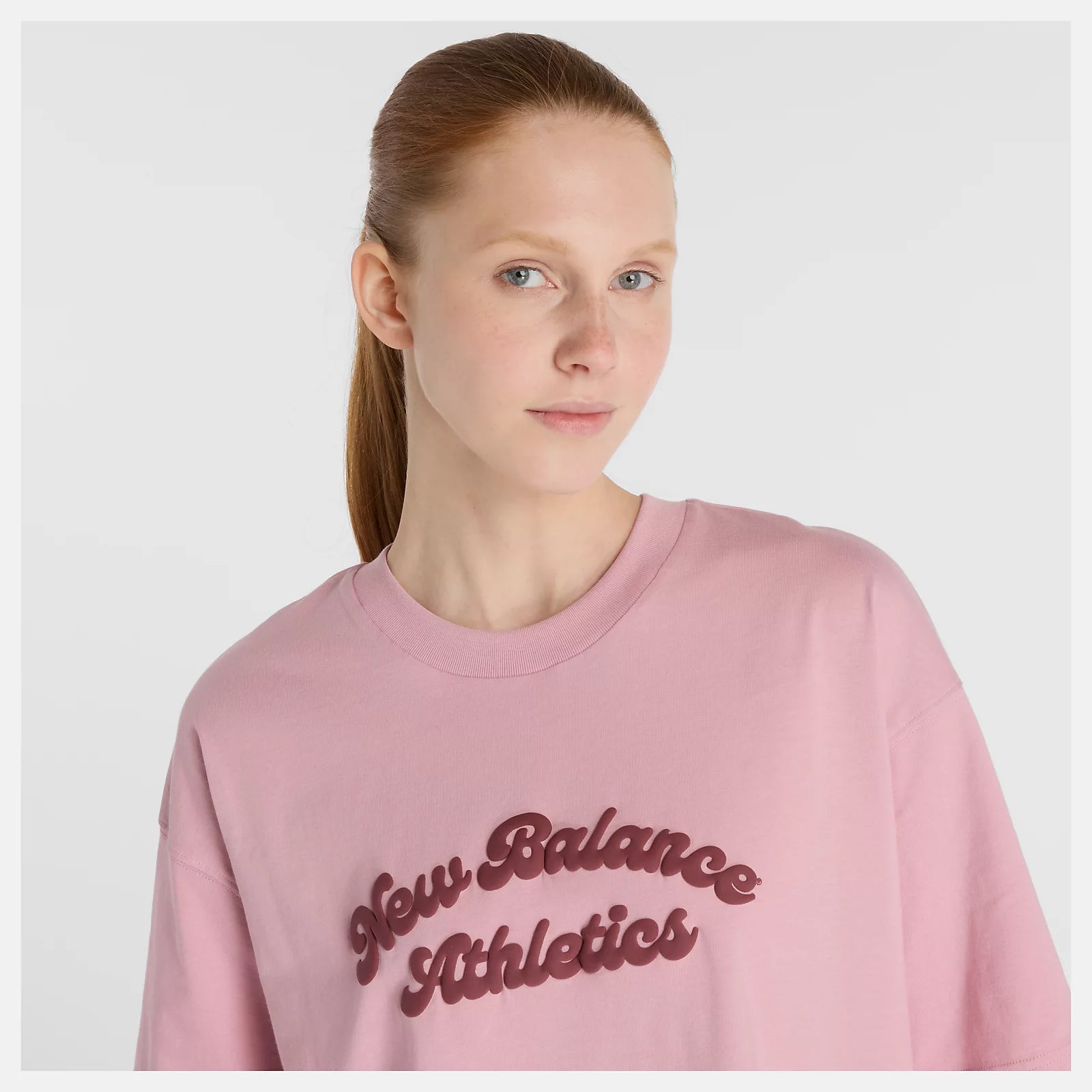 new-balance-naisten-t-paita-linear-heritage-oversized-t-shirt-vaaleanpunainen-4