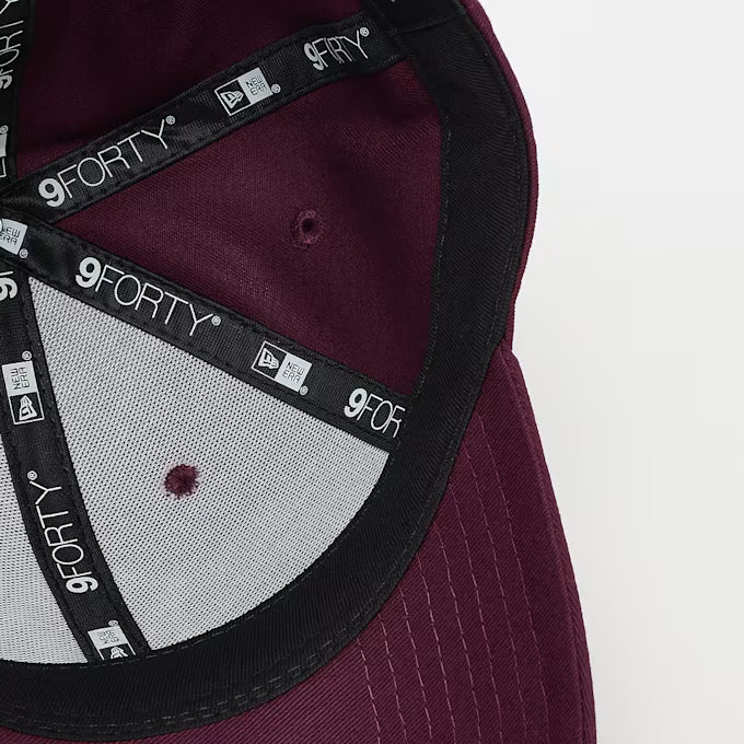 New Era naisten lippis Metallic Logo 9FORTY, tumma luumunpunainen