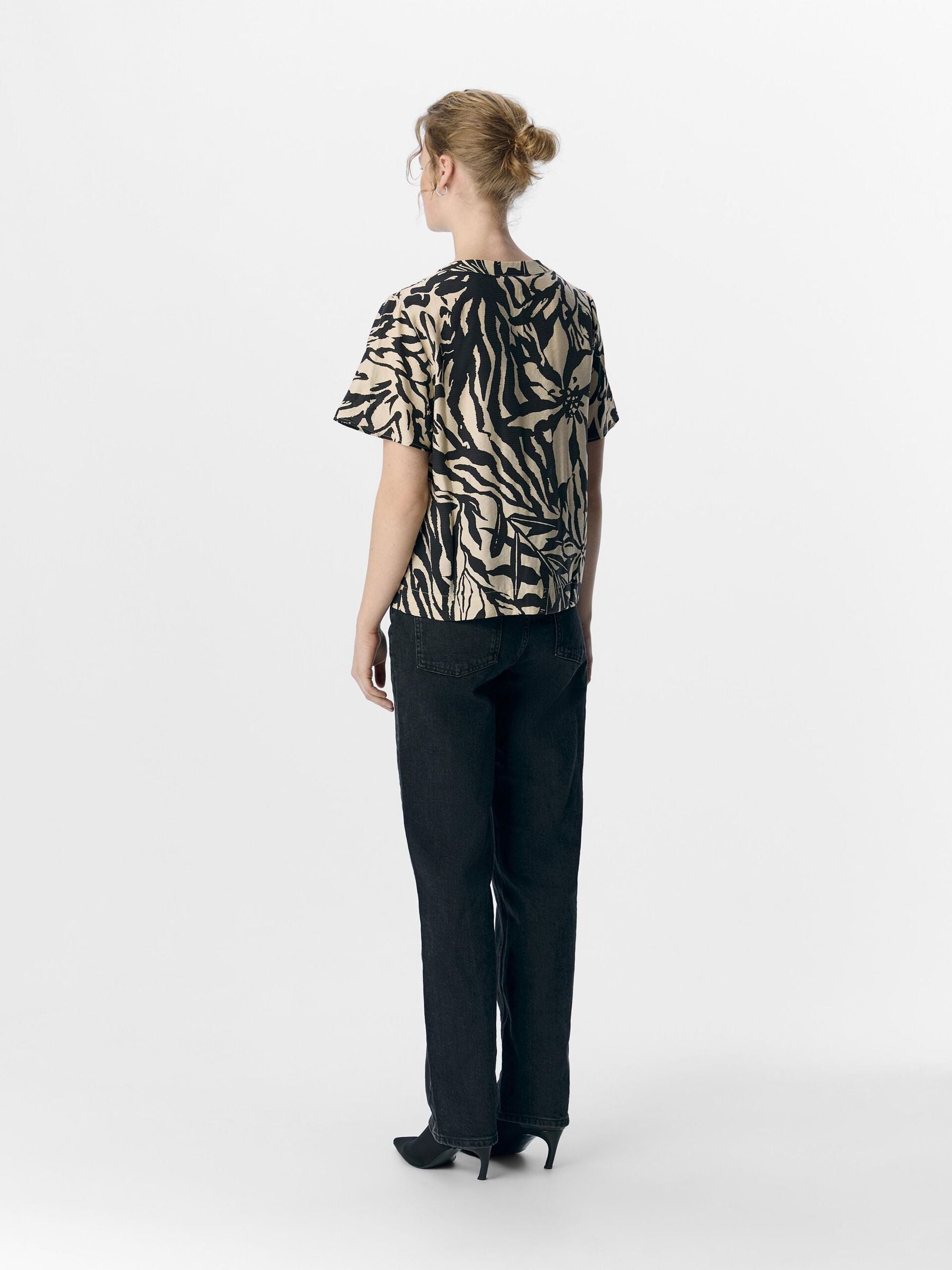 object-naisten-toppi-objkarina-s-s-re-v-neck-top-sandshell-2